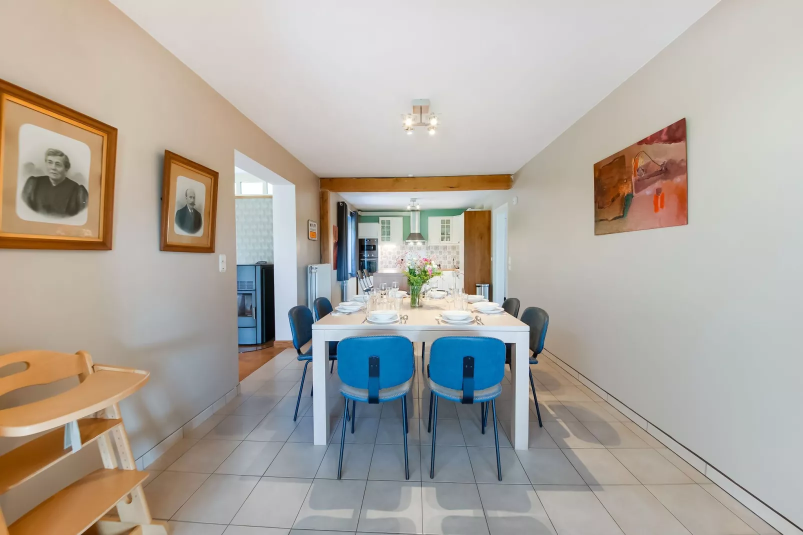 Le MH 13-Dining room