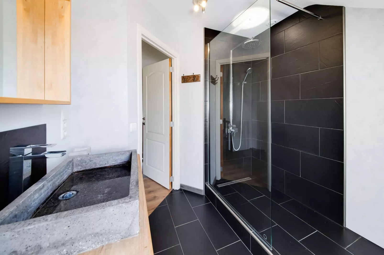 Le MH 13-Bathroom