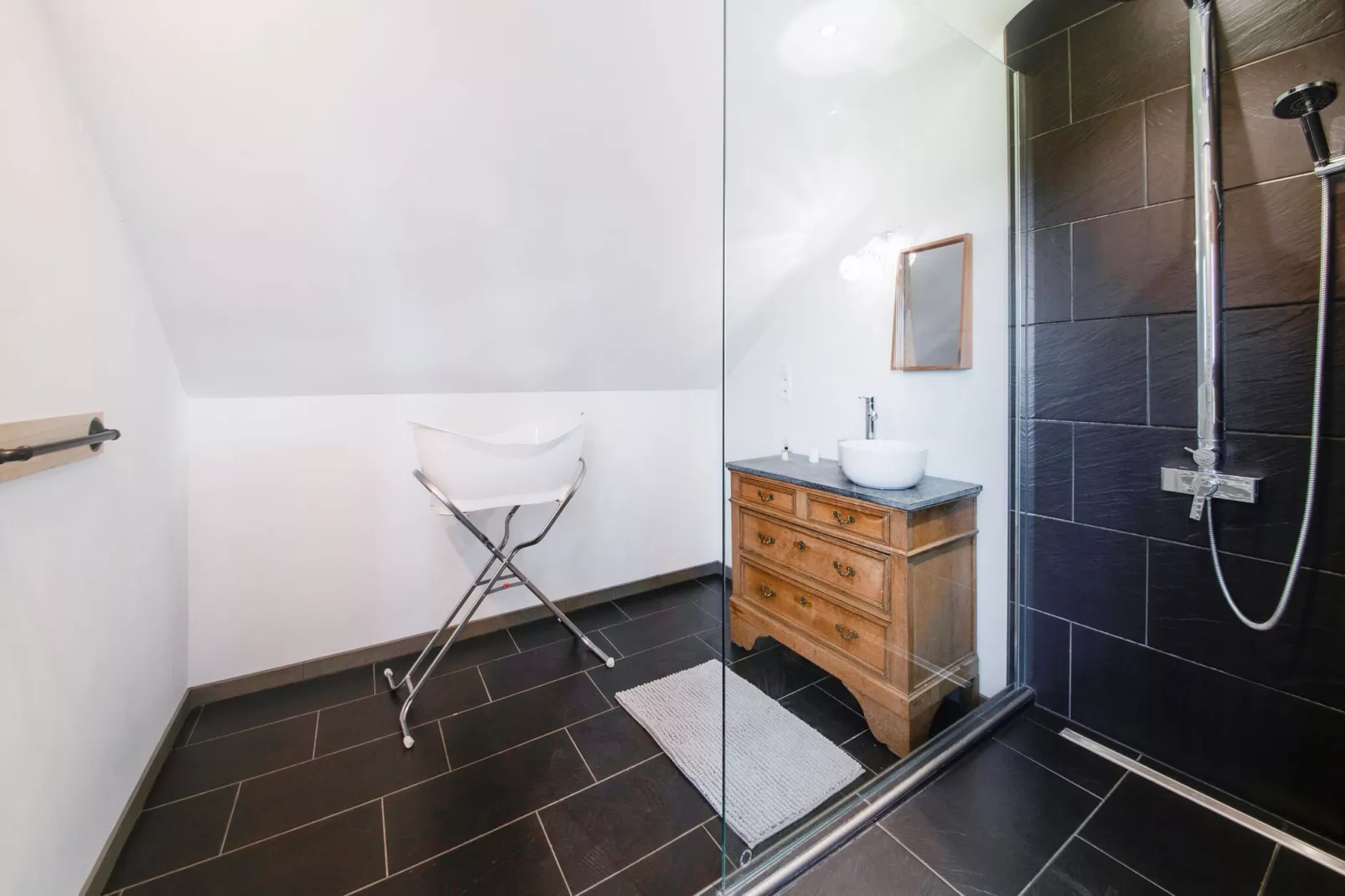 Le MH 13-Bathroom