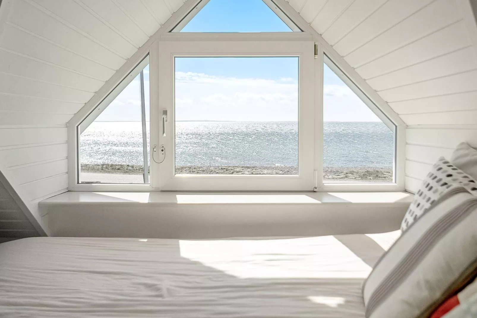 Panoramic Waterside Retreat-By Traum-Indoor
