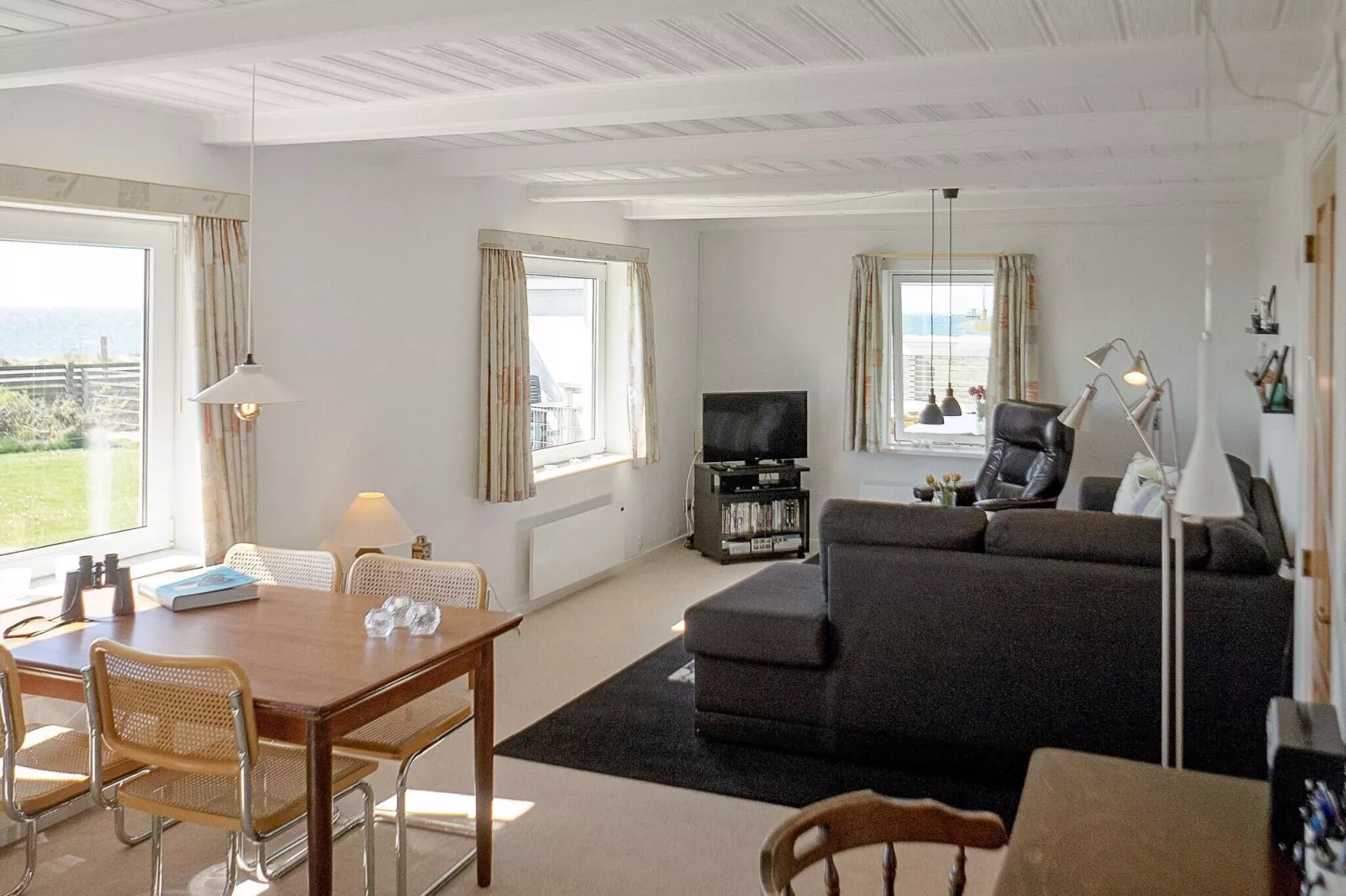 Panoramic Waterside Retreat-By Traum-Indoor