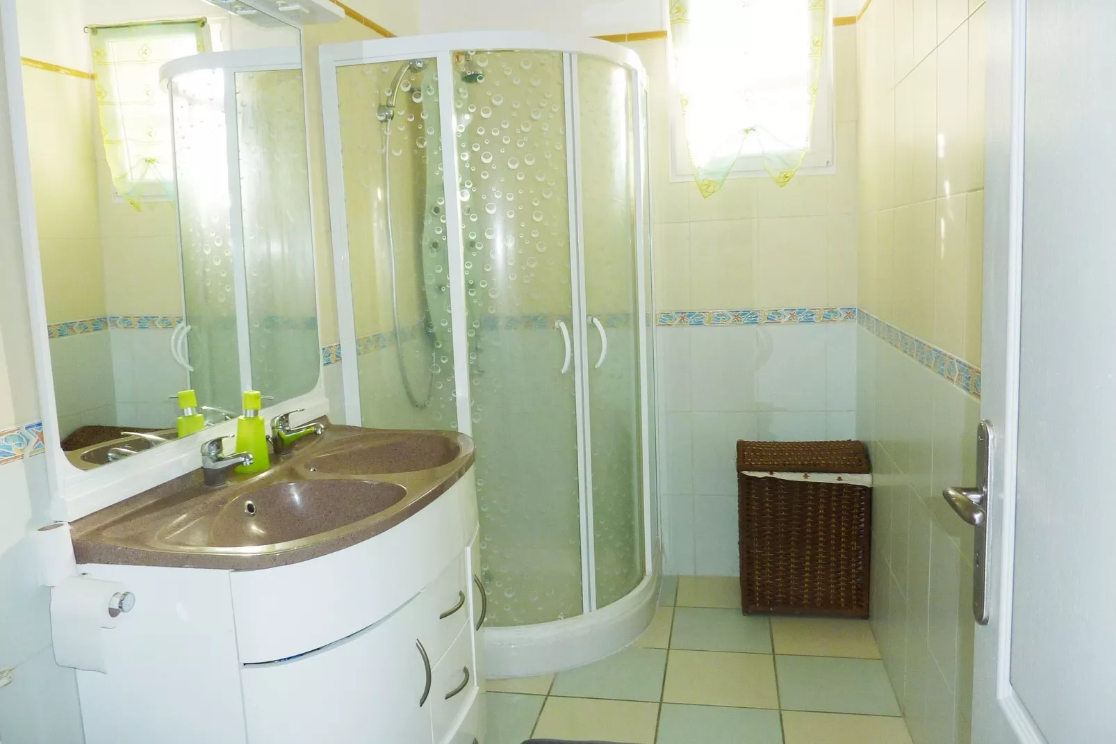 Maison de village-Bathroom