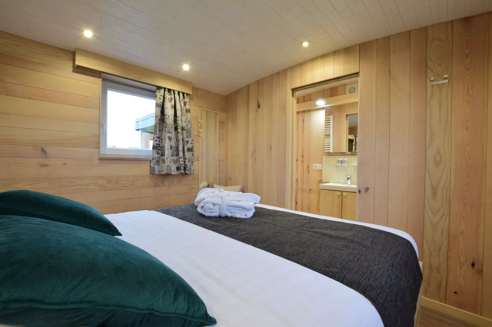 La roulotte des Ardennes-Bedroom