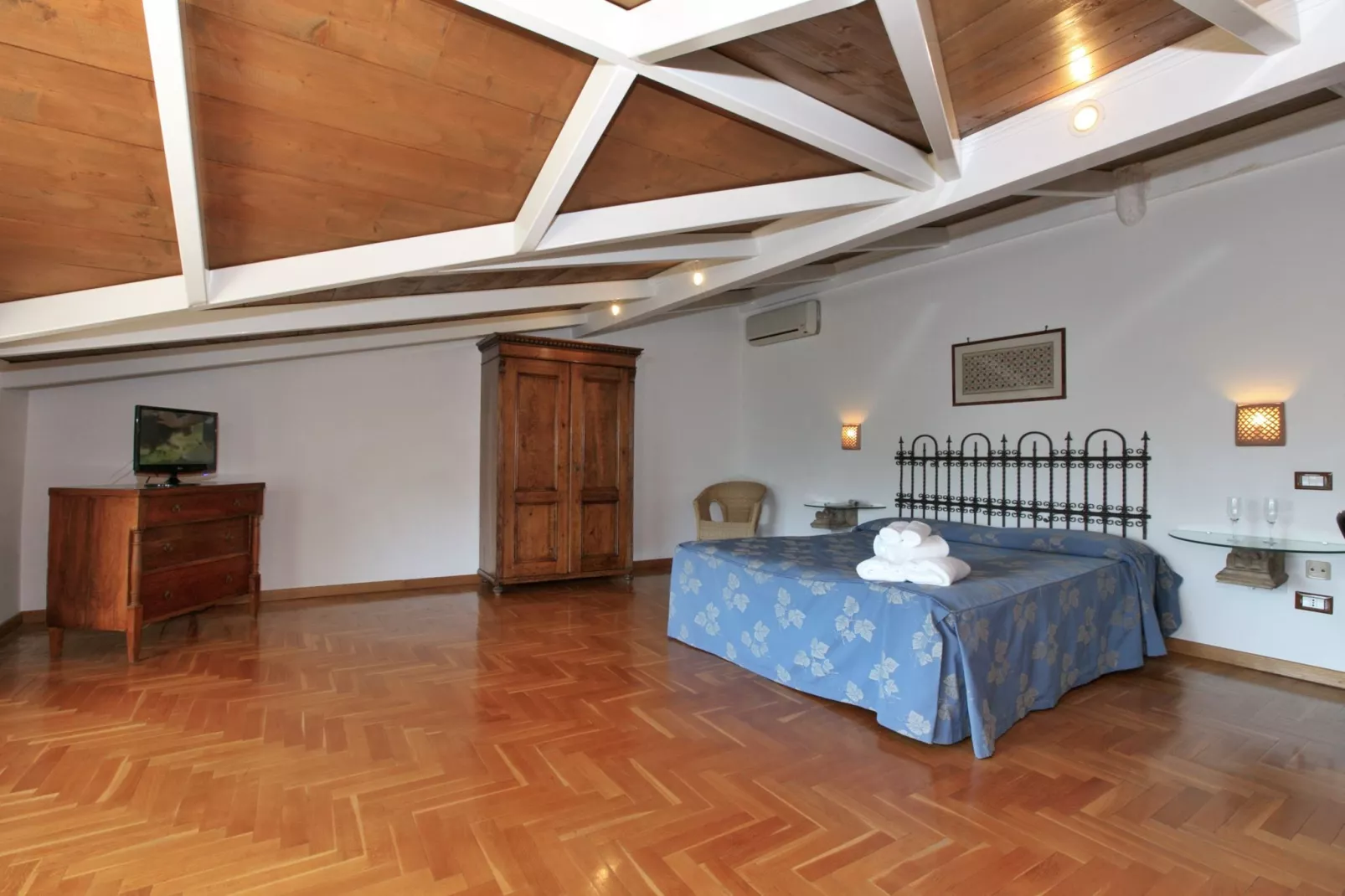 Mandarino-Bedroom