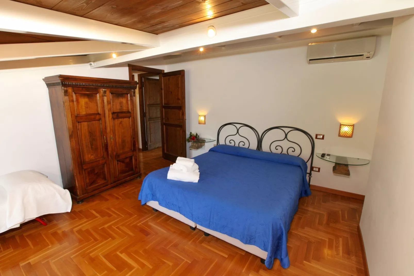 Mandarino-Bedroom