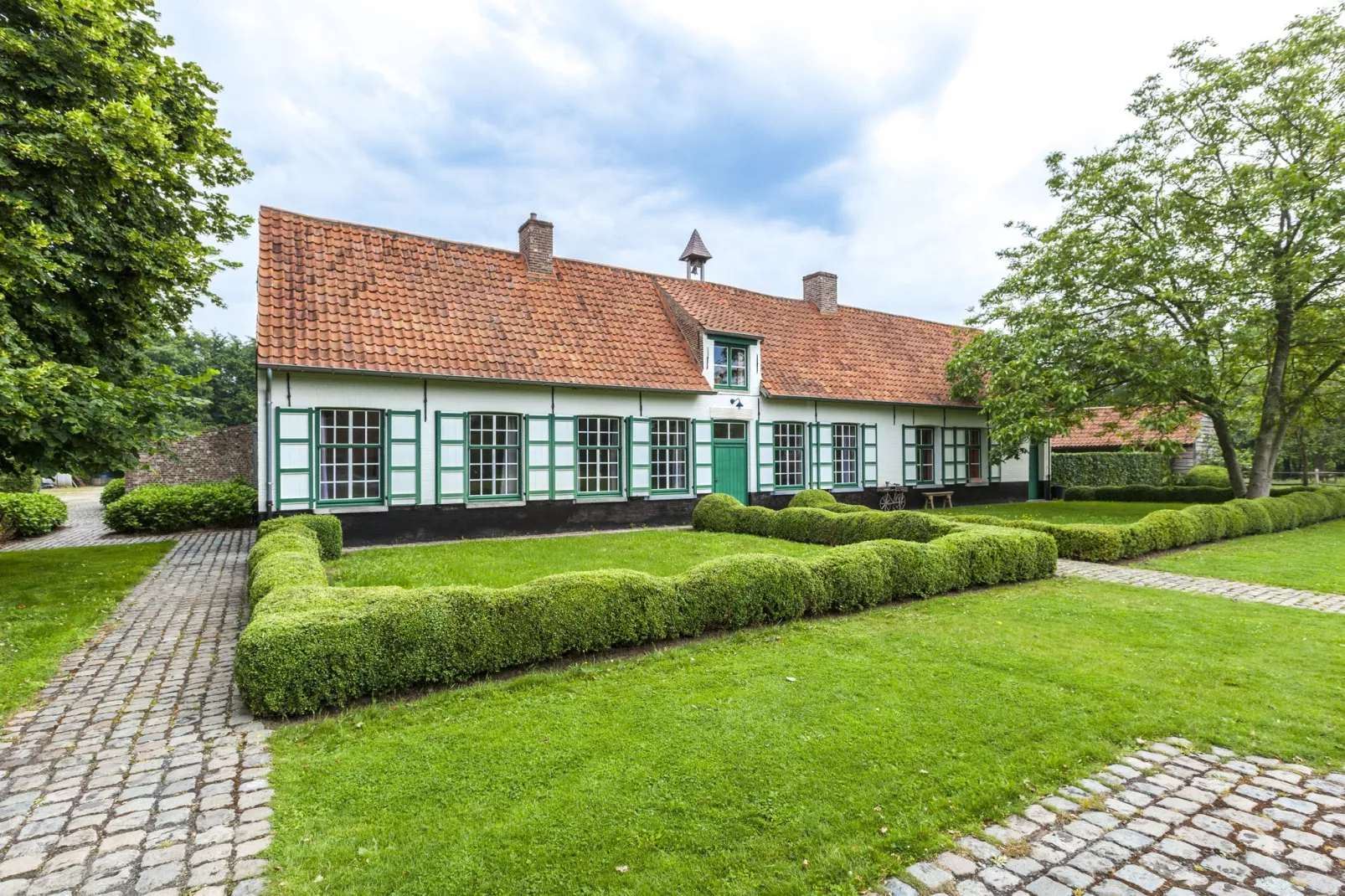 Goed van den Bogaerde-Exterior summer