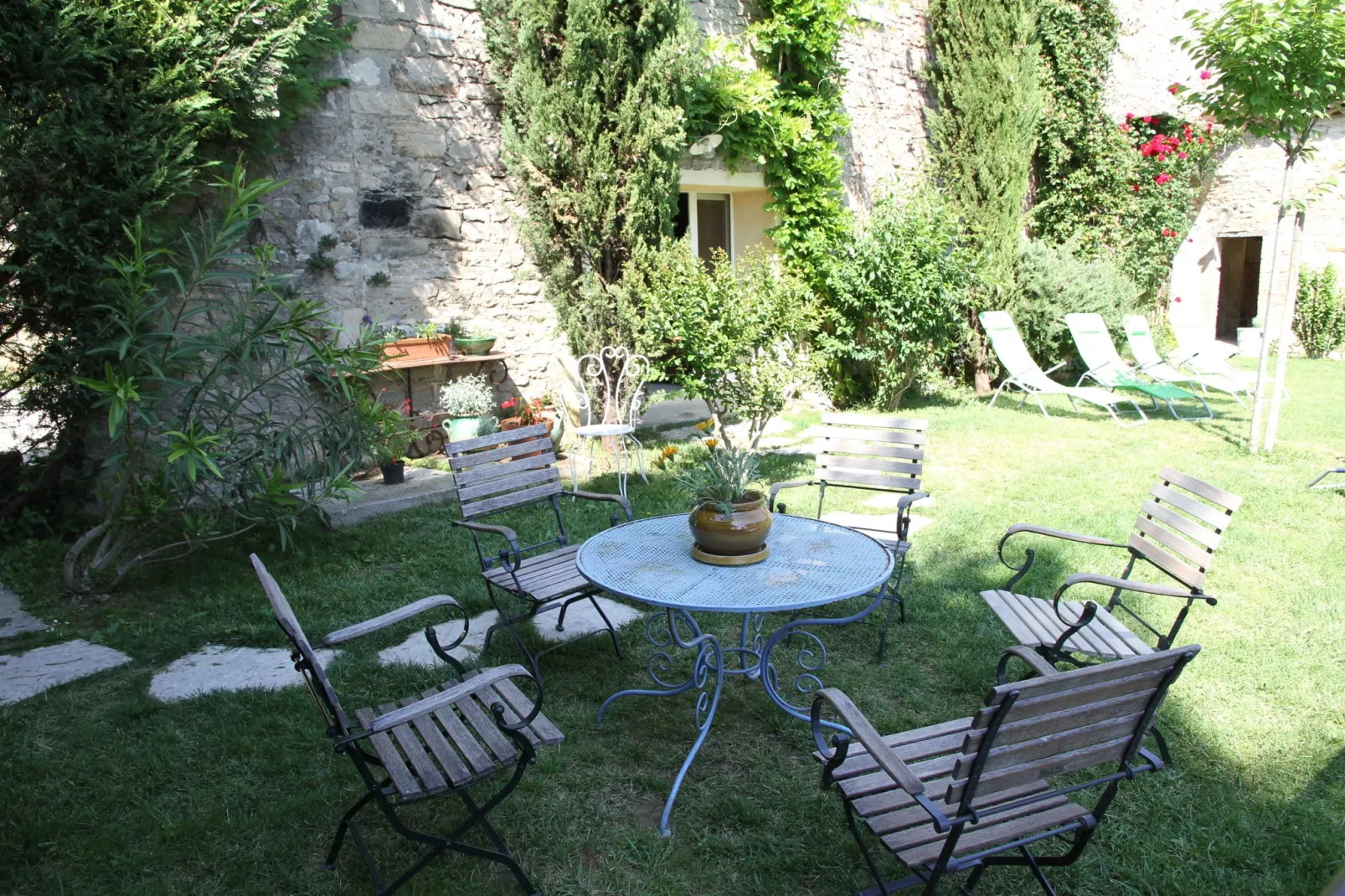 Chez l'antiquaire-Gardens summer