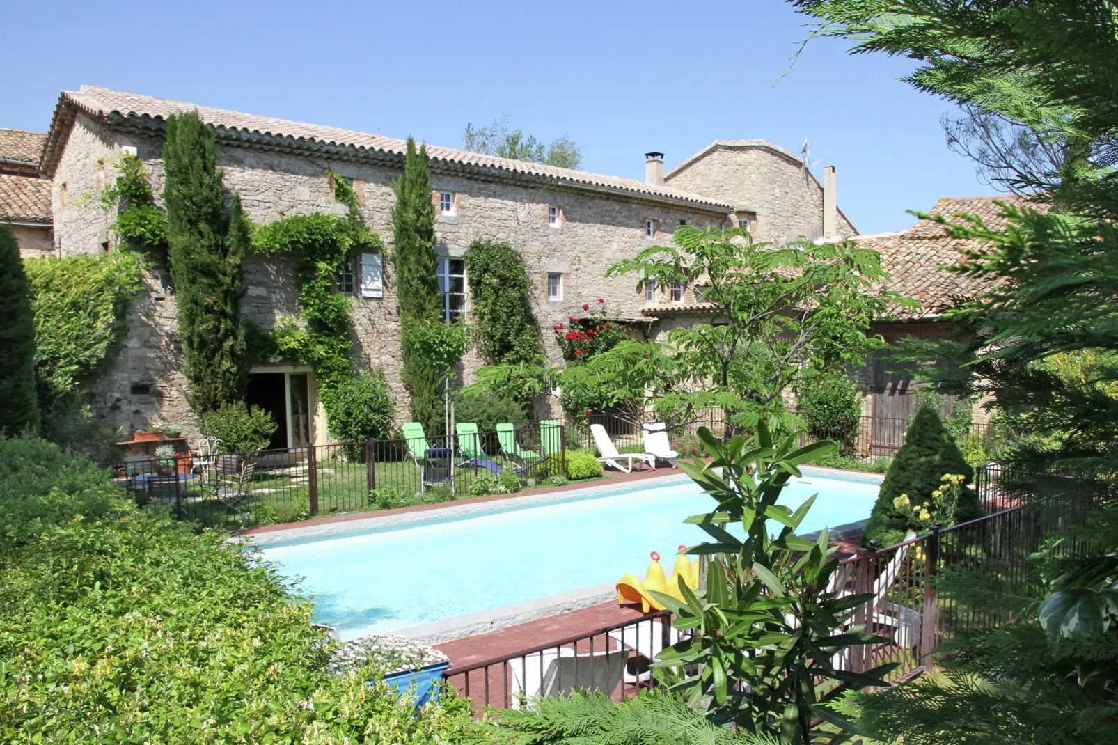 Chez l'antiquaire-Exterior summer