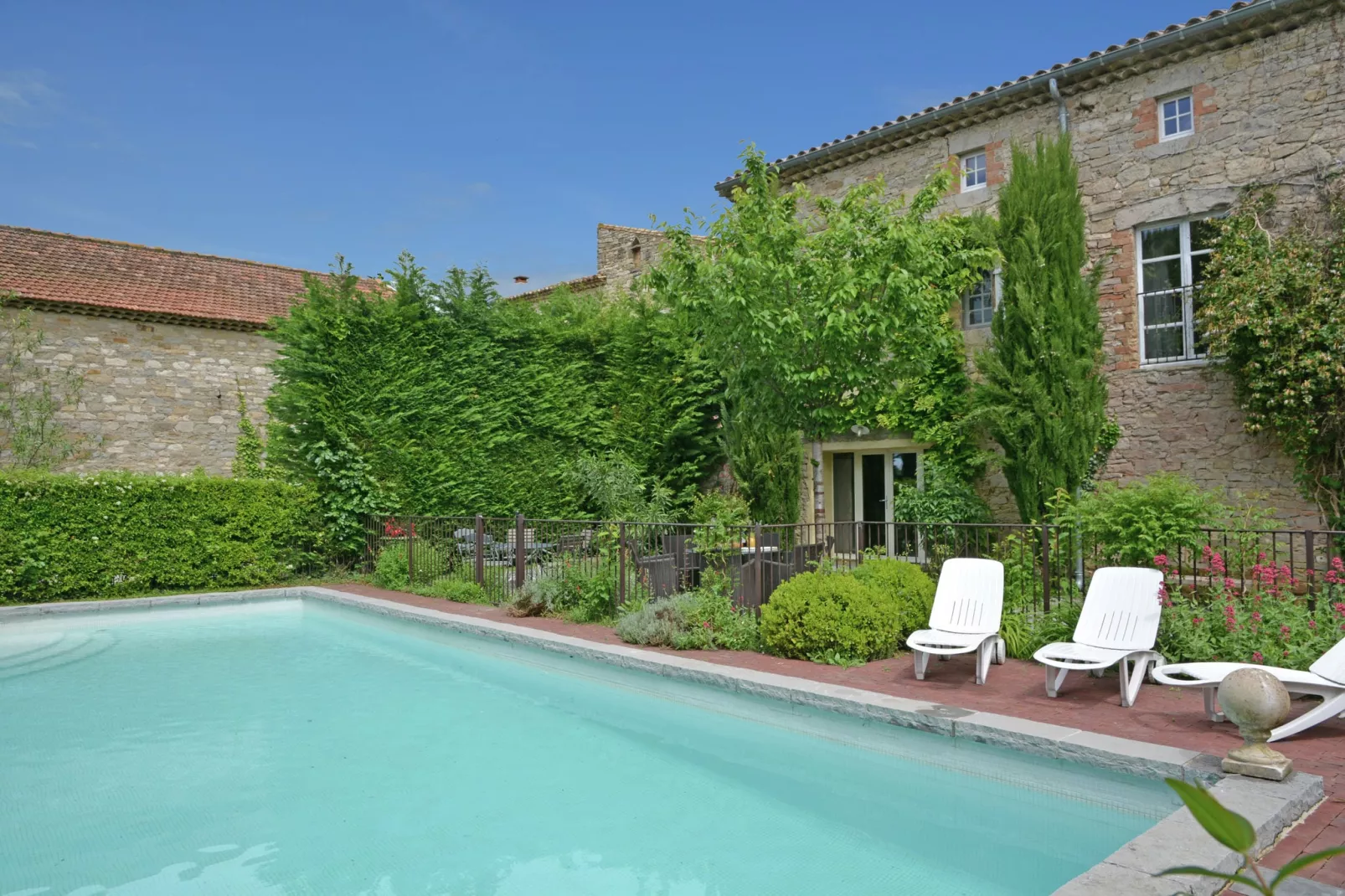Chez l'antiquaire-Exterior summer