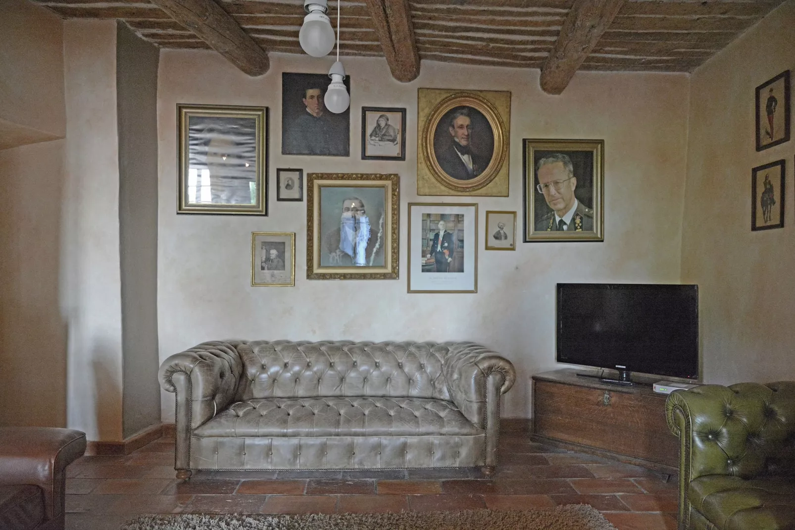 Chez l'antiquaire-Living room