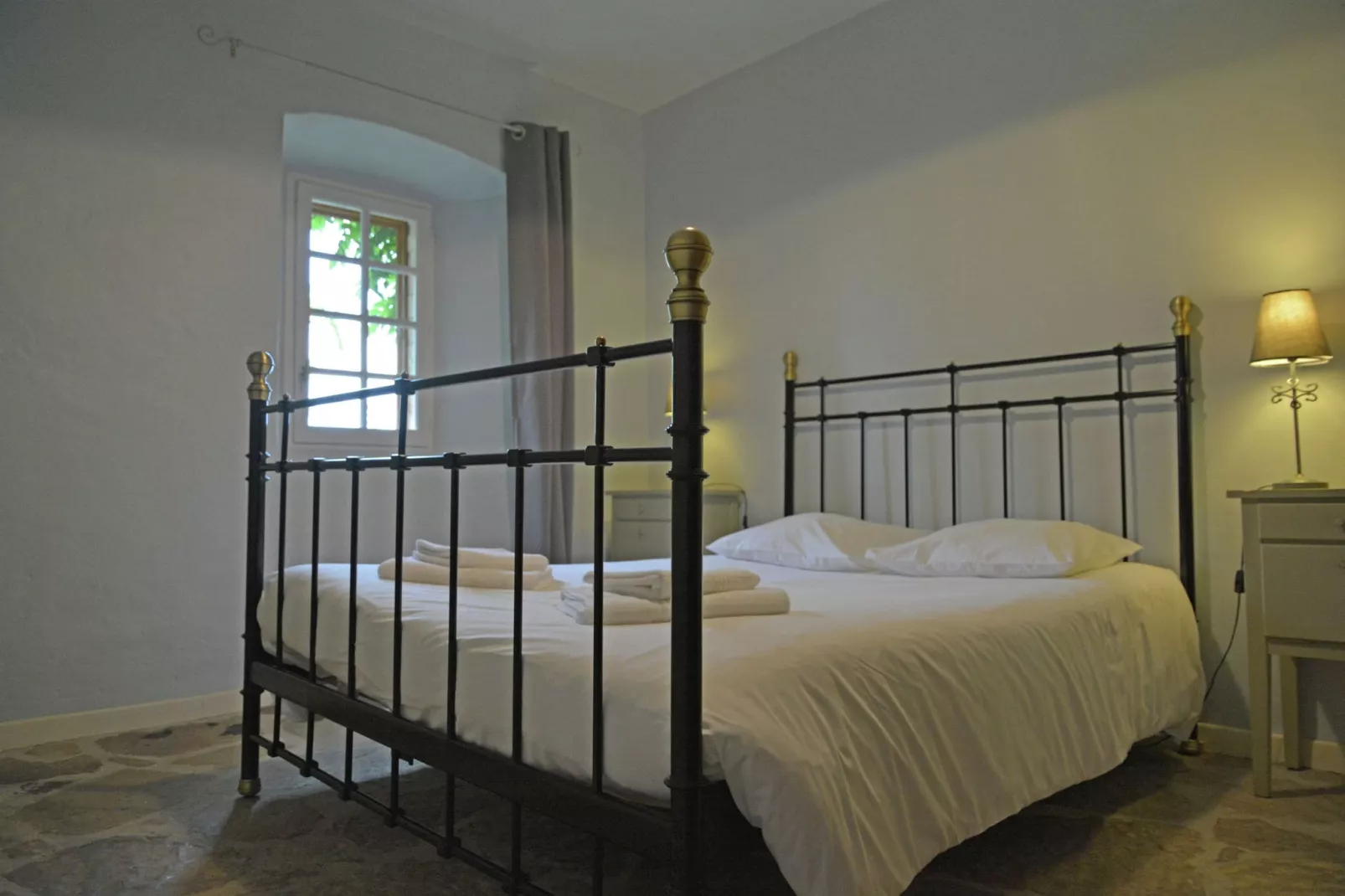 Chez l'antiquaire-Bedroom