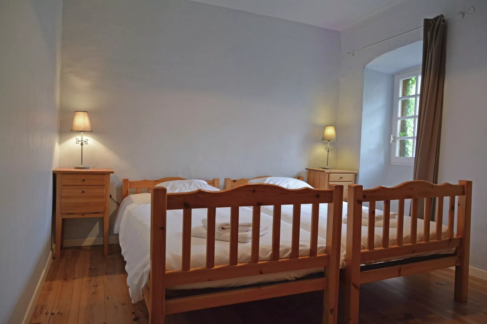 Chez l'antiquaire-Bedroom