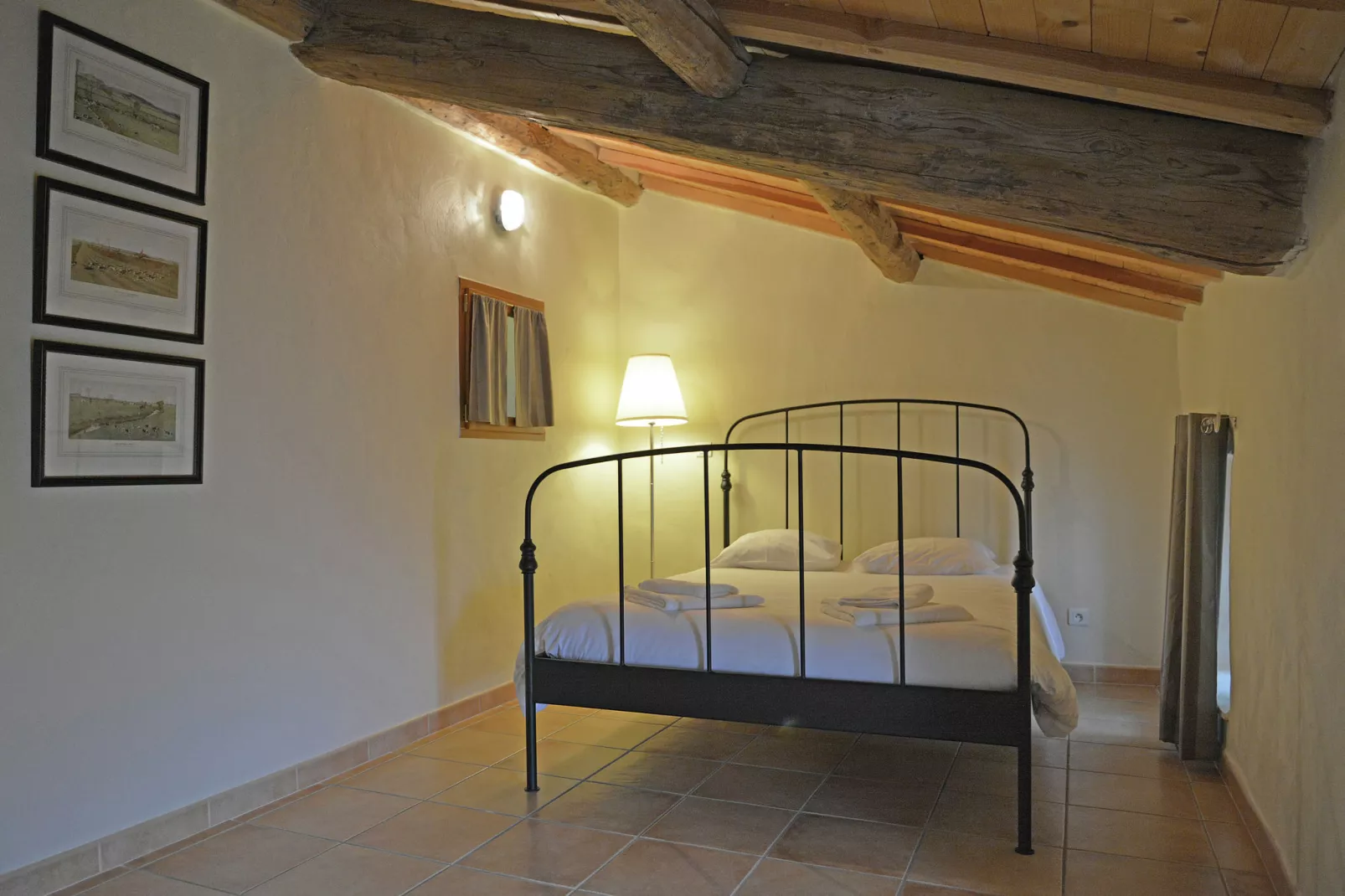 Chez l'antiquaire-Bedroom