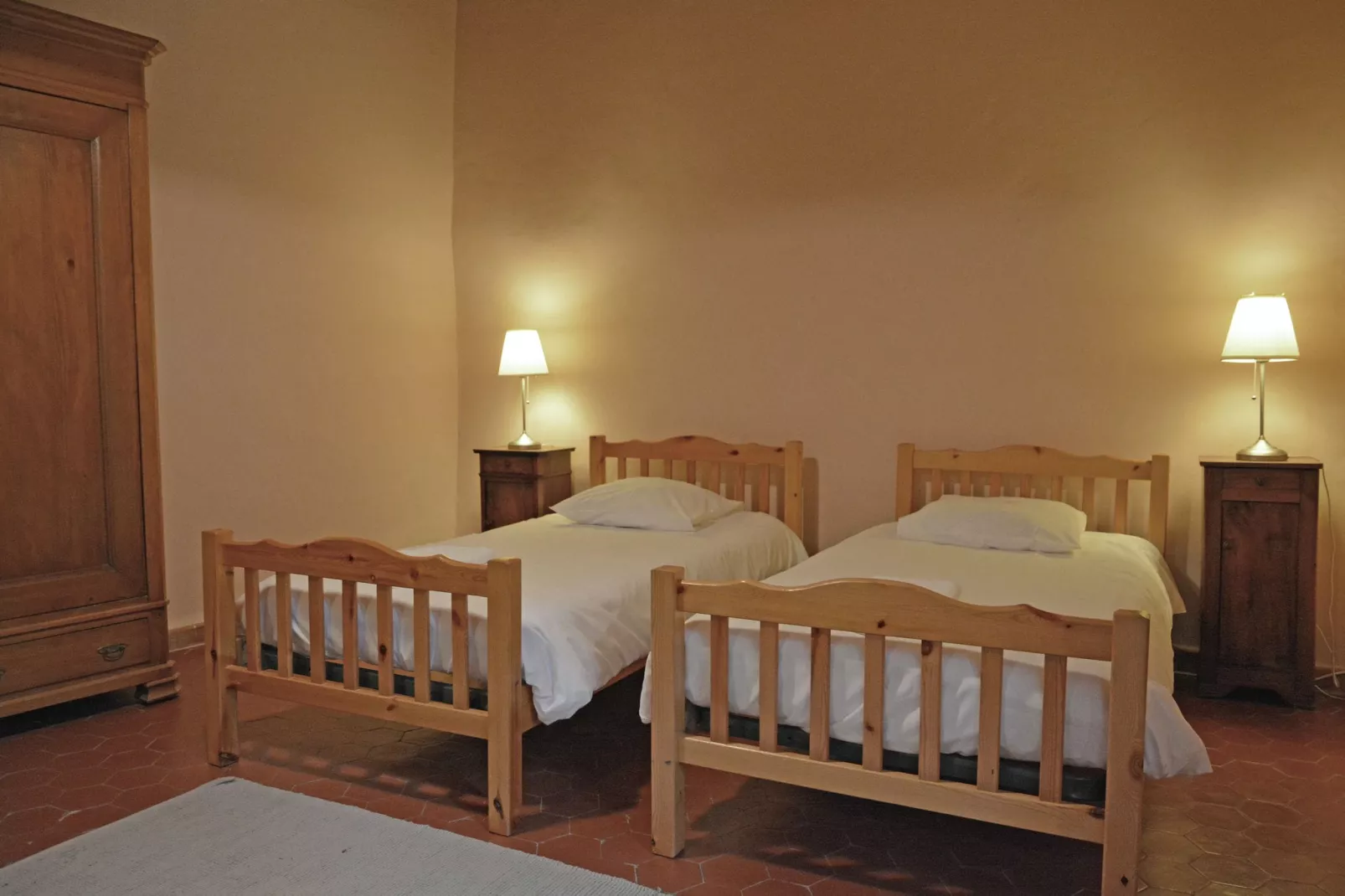 Chez l'antiquaire-Bedroom