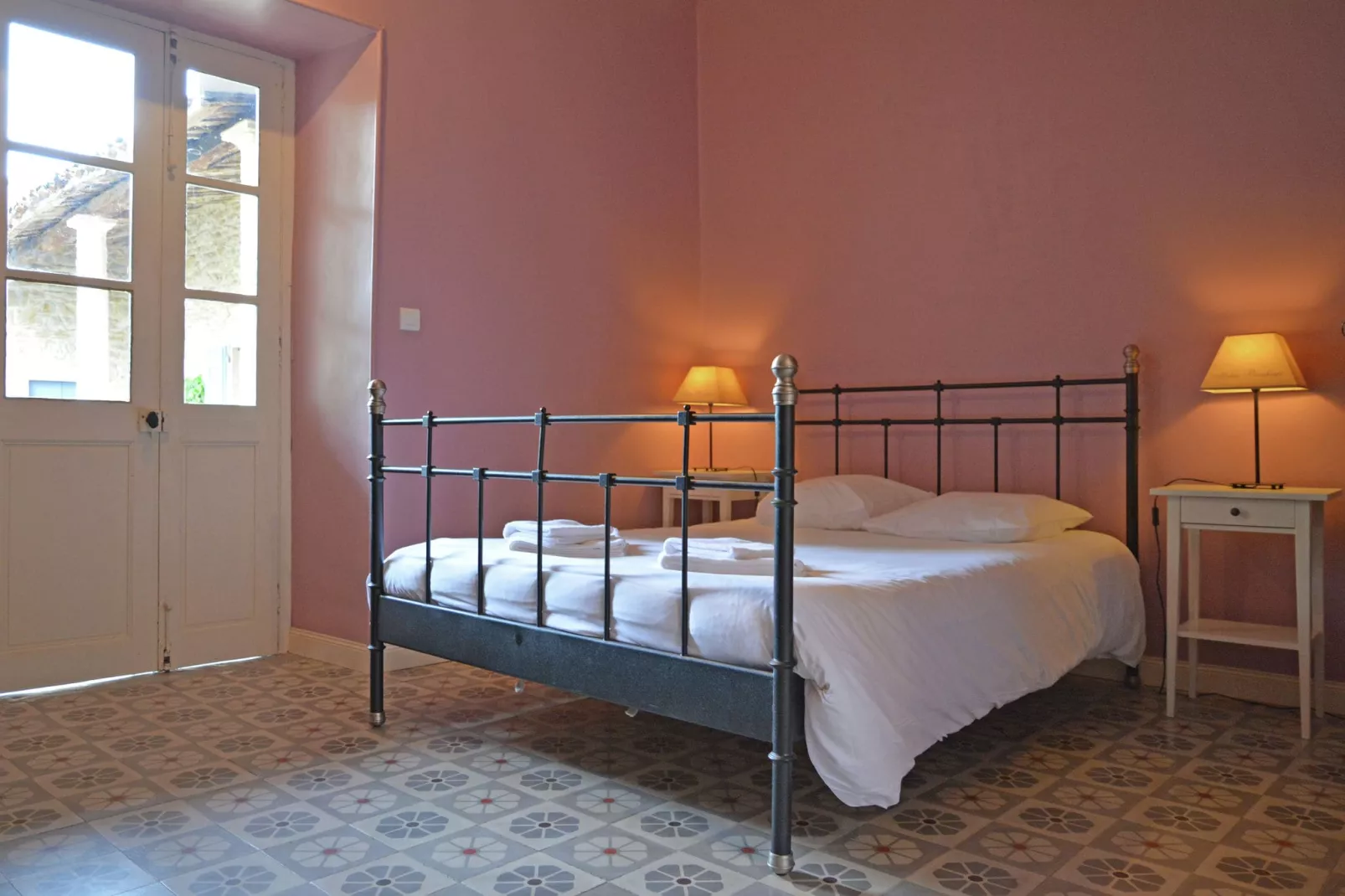 Chez l'antiquaire-Bedroom
