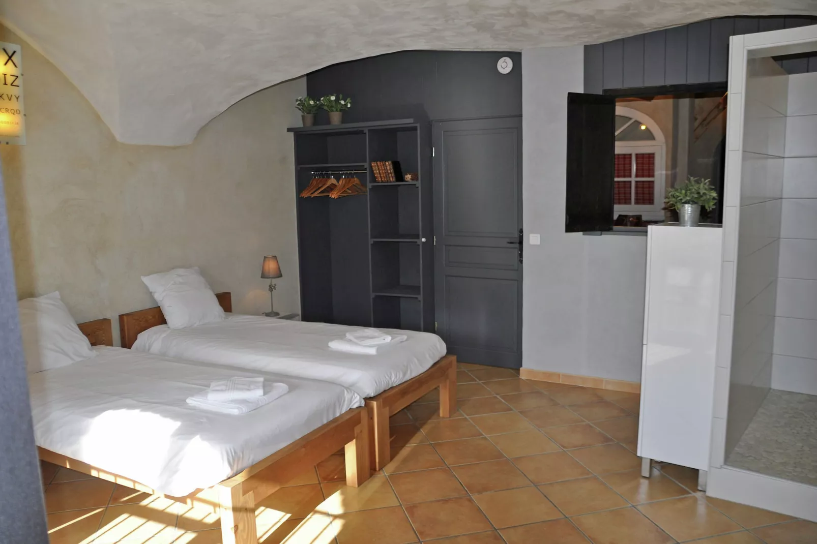 Chez l'antiquaire-Bedroom