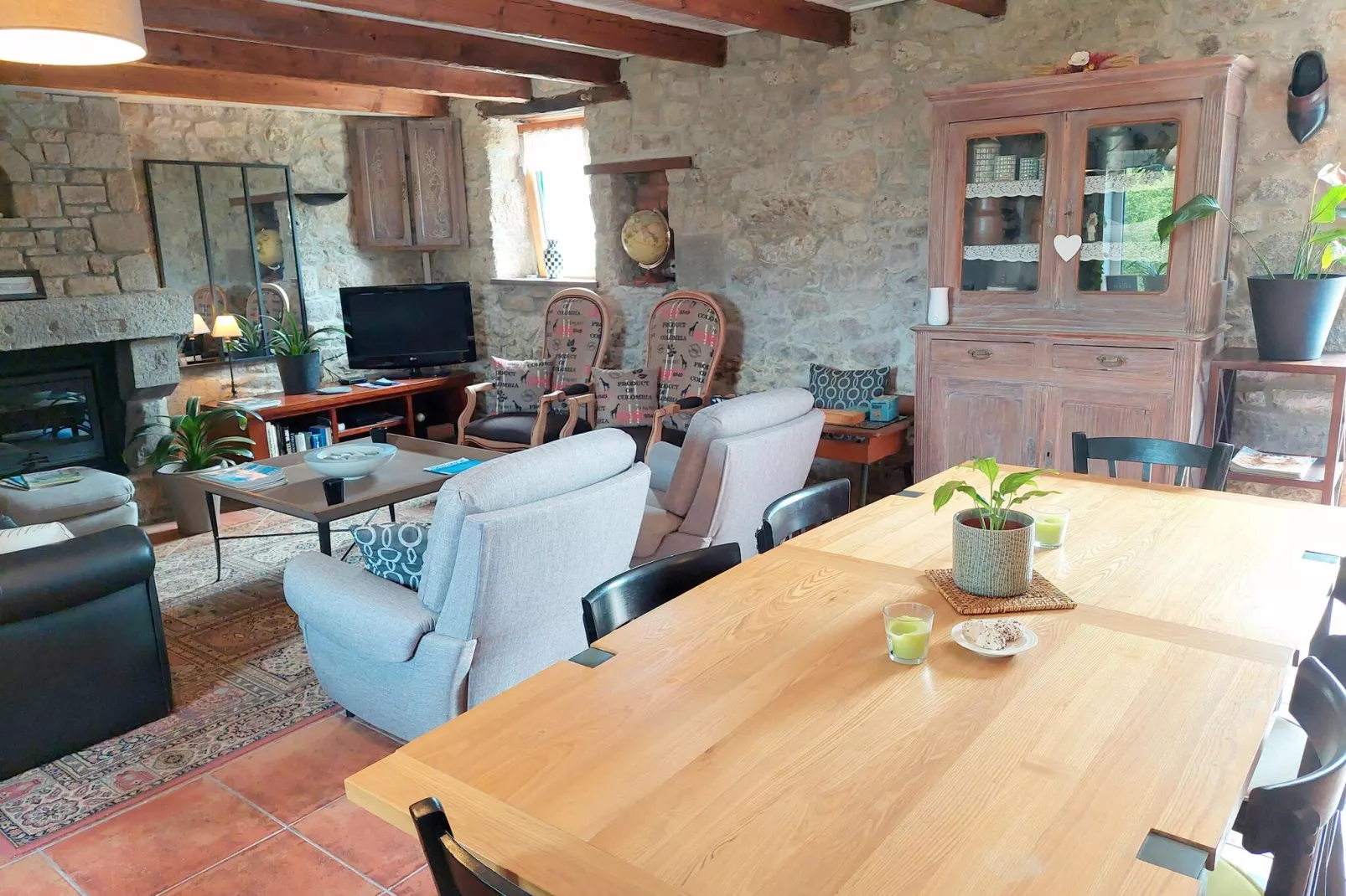Natursteinhaus Plounévez-Lochrist-Dining room