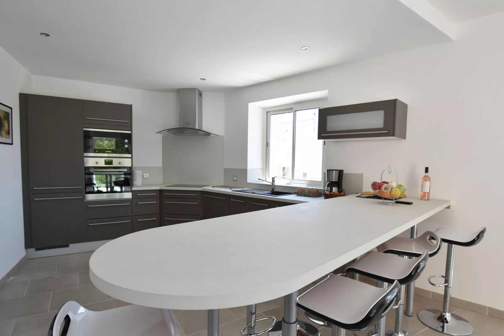 Maison Piscine Village Vue Imprenable-Dining room