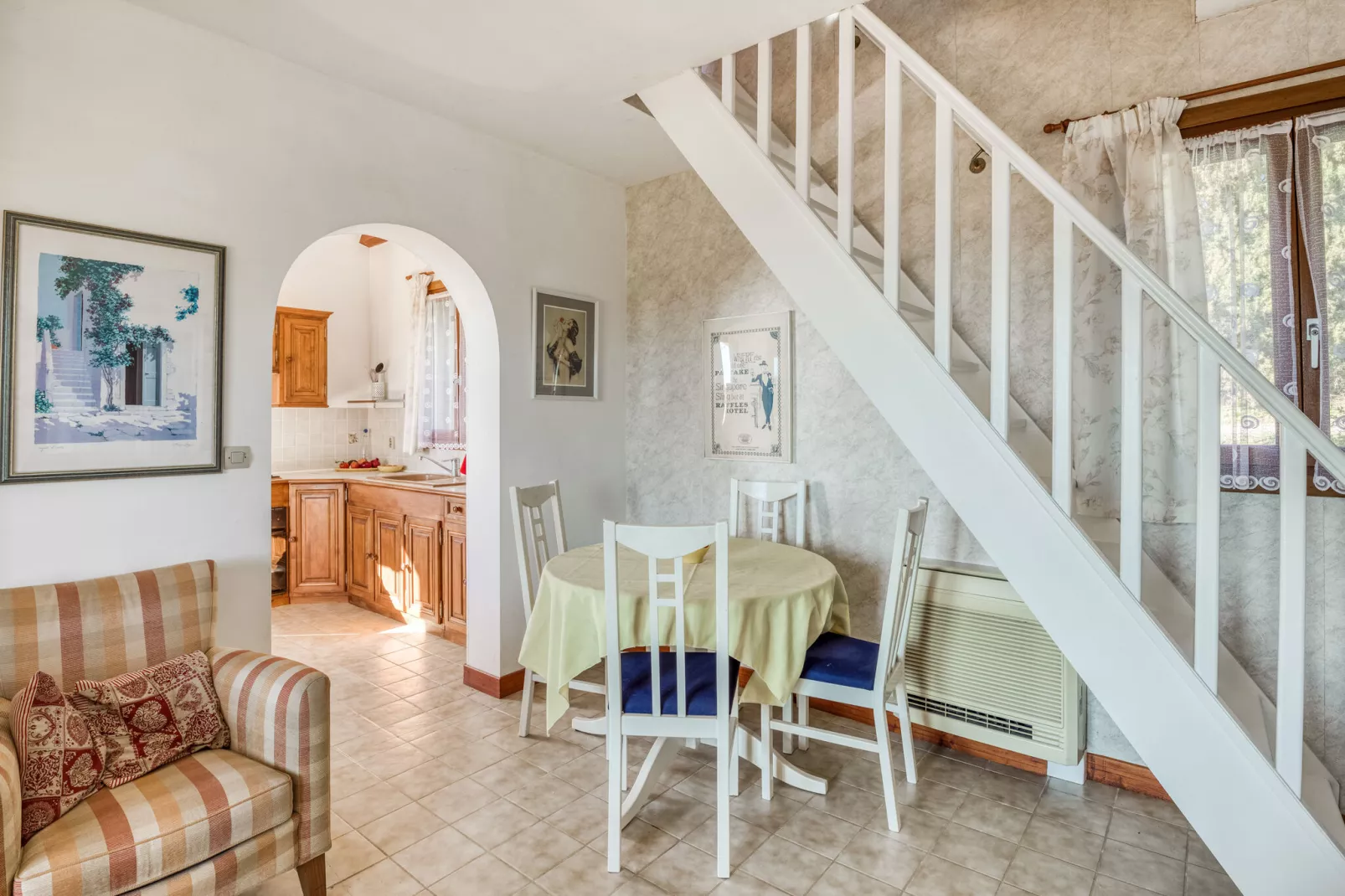 Sourire du Soleil-Dining room