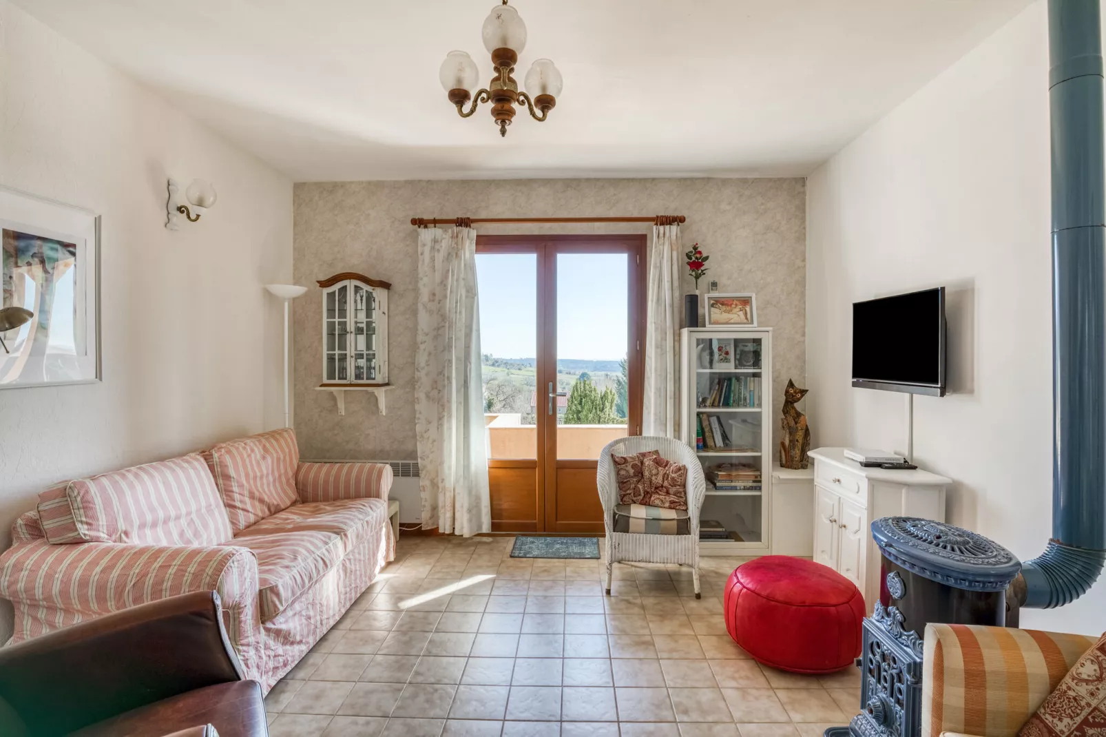 Sourire du Soleil-Living room