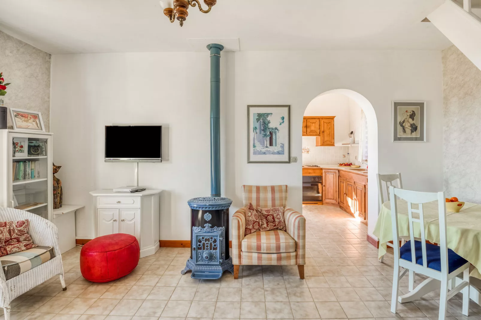 Sourire du Soleil-Living room