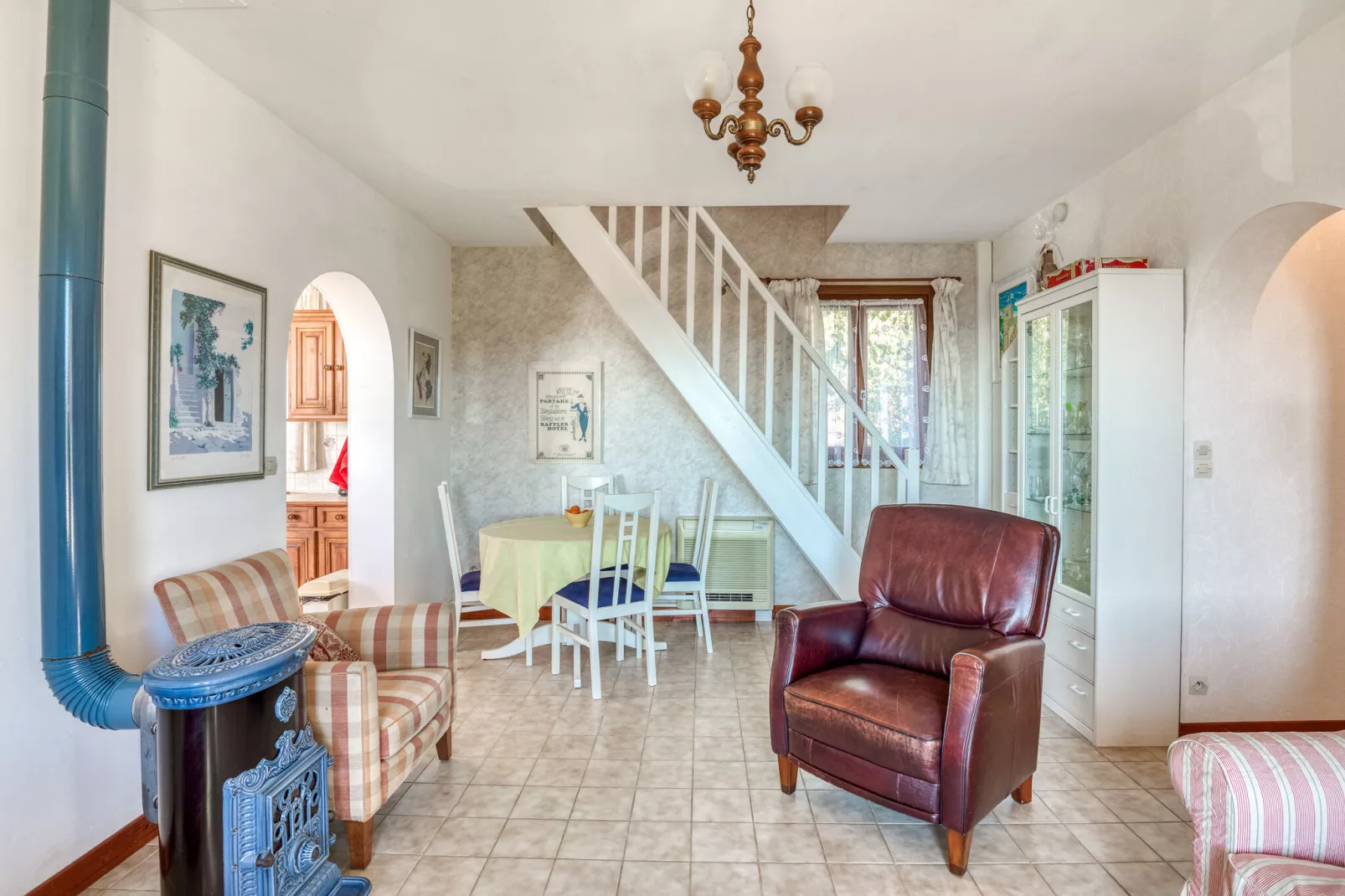 Sourire du Soleil-Living room