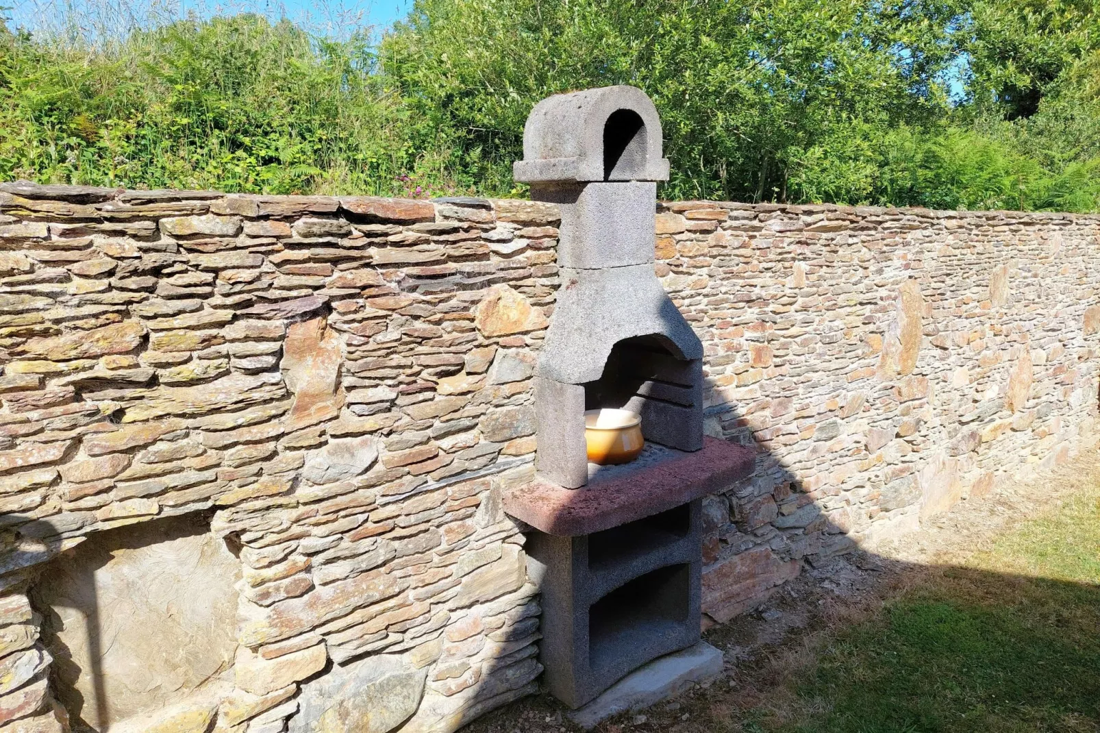 Steinhaus mit Kamin Plouénan-Gardens summer