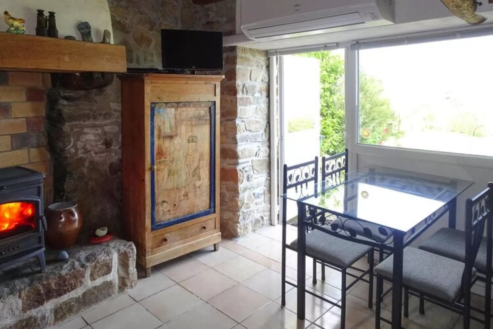 Natural stone house with private Jacuzzi on Breton estate Plougasnou-Living room