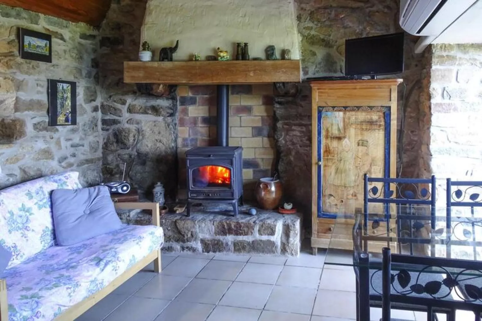 Natural stone house with private Jacuzzi on Breton estate Plougasnou-Living room