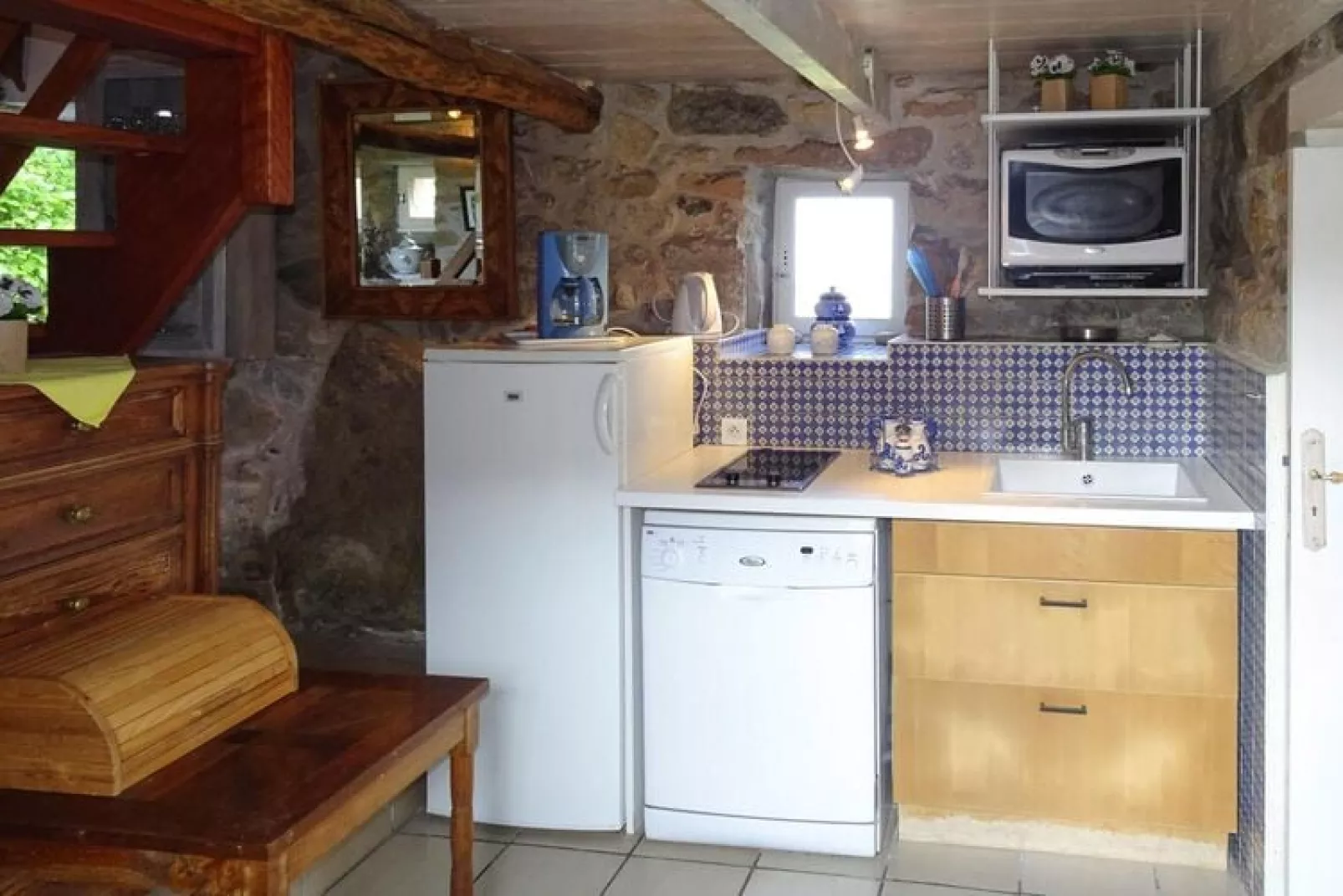 Natural stone house with private Jacuzzi on Breton estate Plougasnou-Kitchen