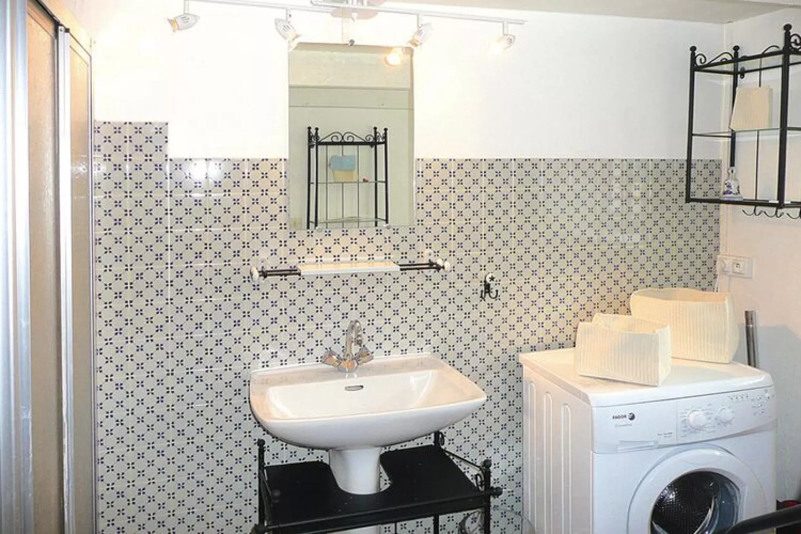 Natural stone house with private Jacuzzi on Breton estate Plougasnou-Bathroom