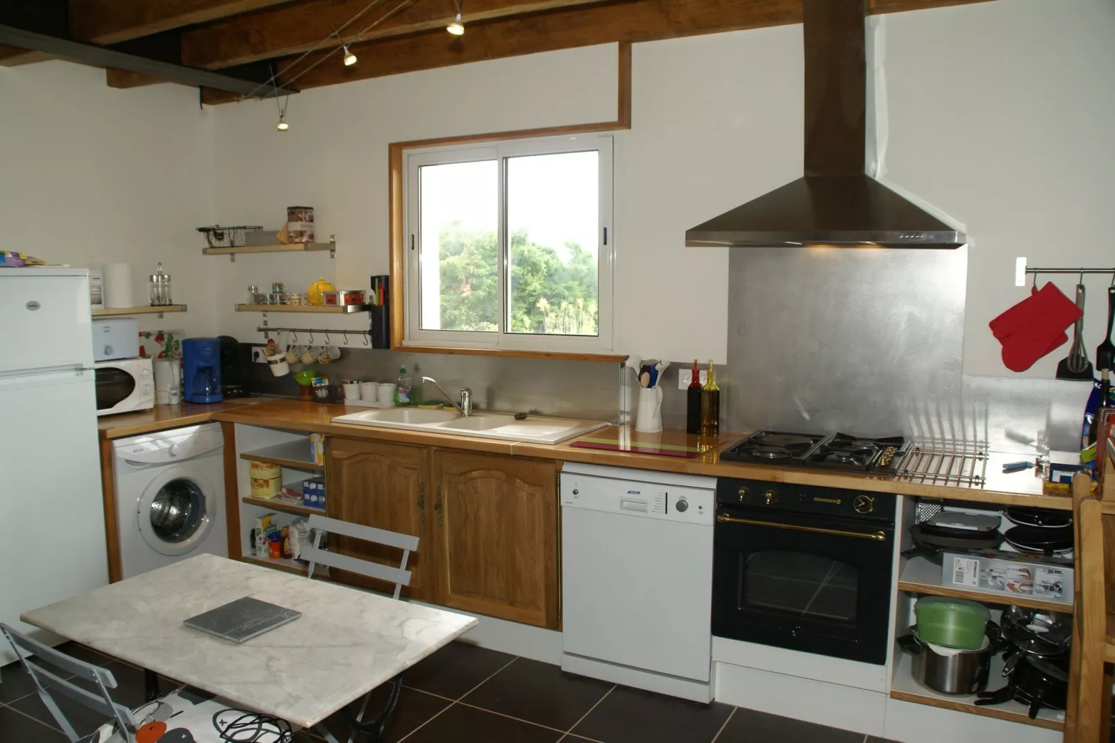 Maison avec piscine chauffée-Kitchen
