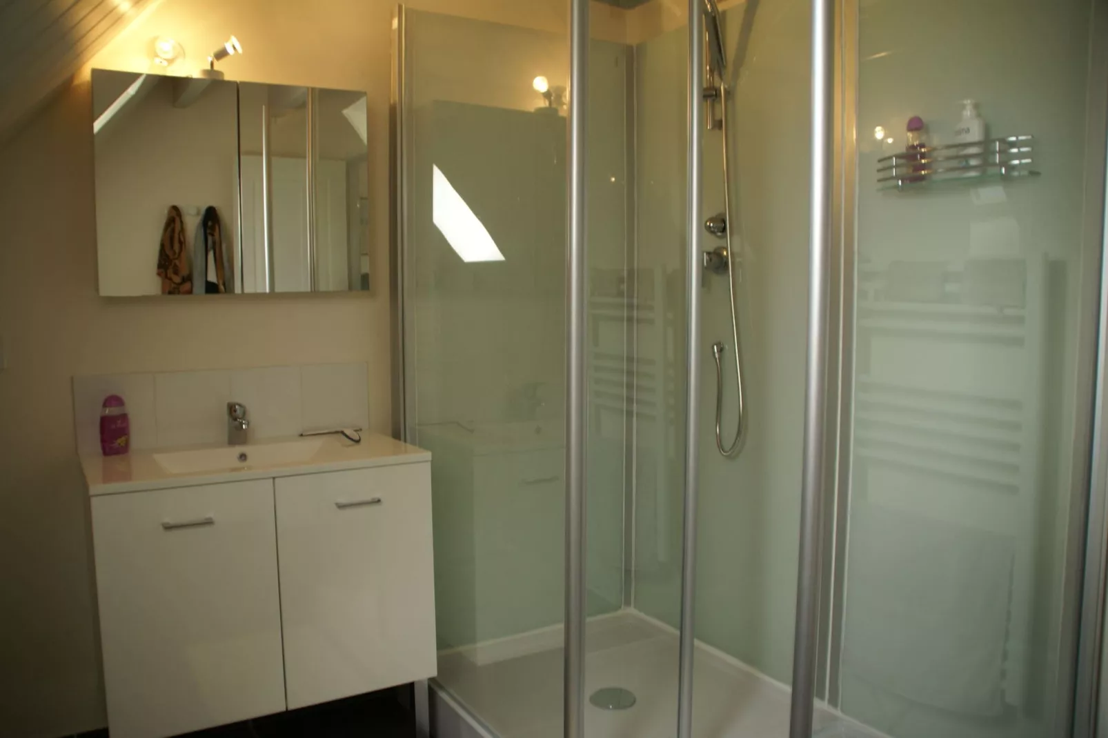 Maison avec piscine chauffée-Bathroom