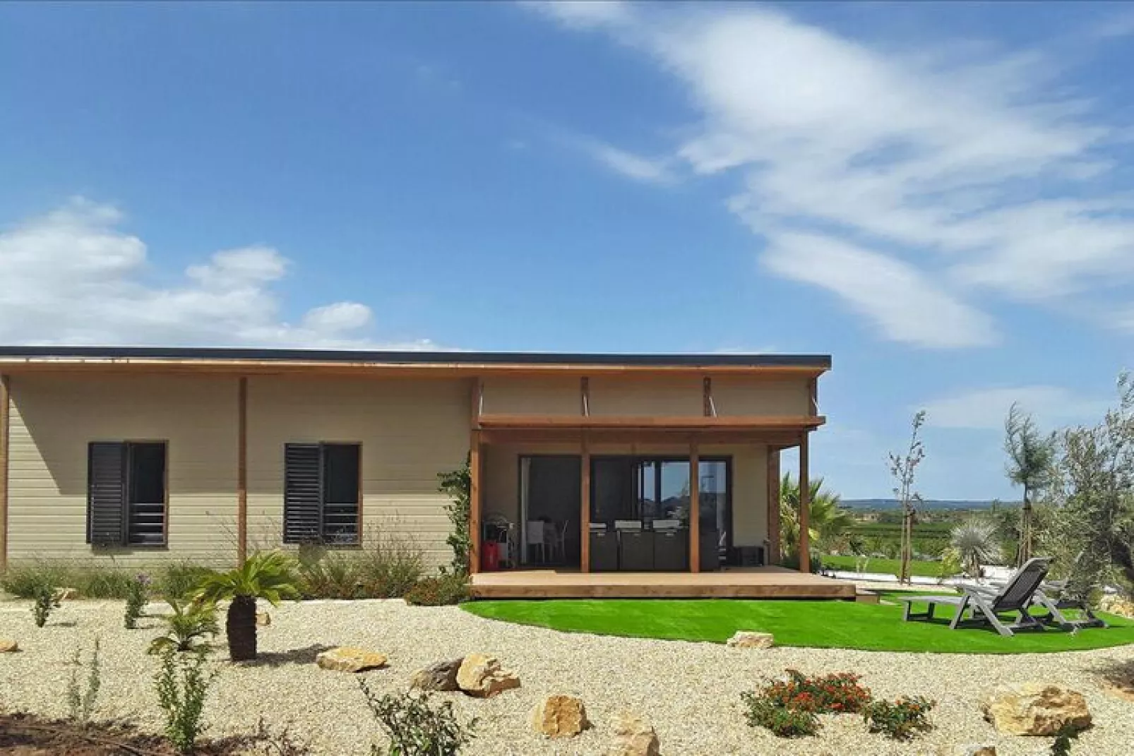 Chalet in Pomérols-Exterior summer