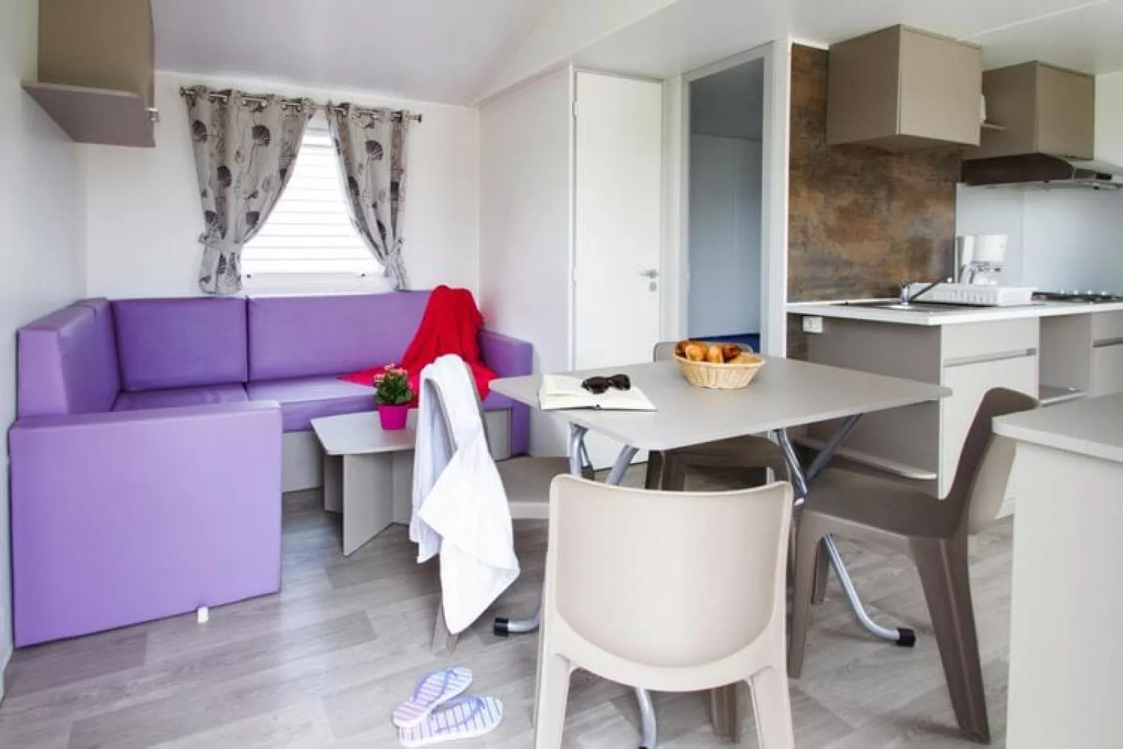 Caravanpark Domaine Sainte Véziane Bessan-Mobilhome Confort 2 chambres 4-6 pers-Salon