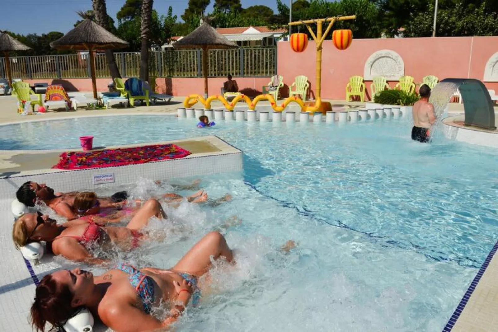 Caravanpark Domaine Sainte Véziane Bessan-Mobilhome Confort 2 chambres 4-6 pers-Piscine