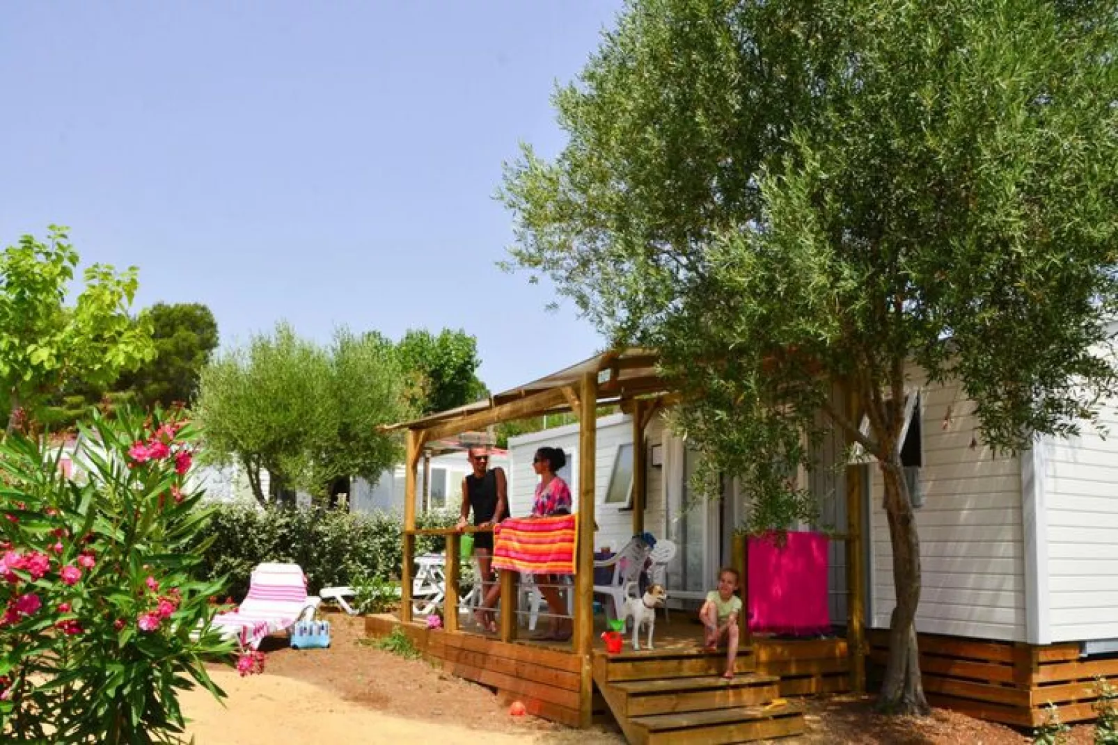 Caravanpark Domaine Sainte Véziane Bessan-Mobilhome Confort 2 chambres 4-6 pers-Jardin d'été