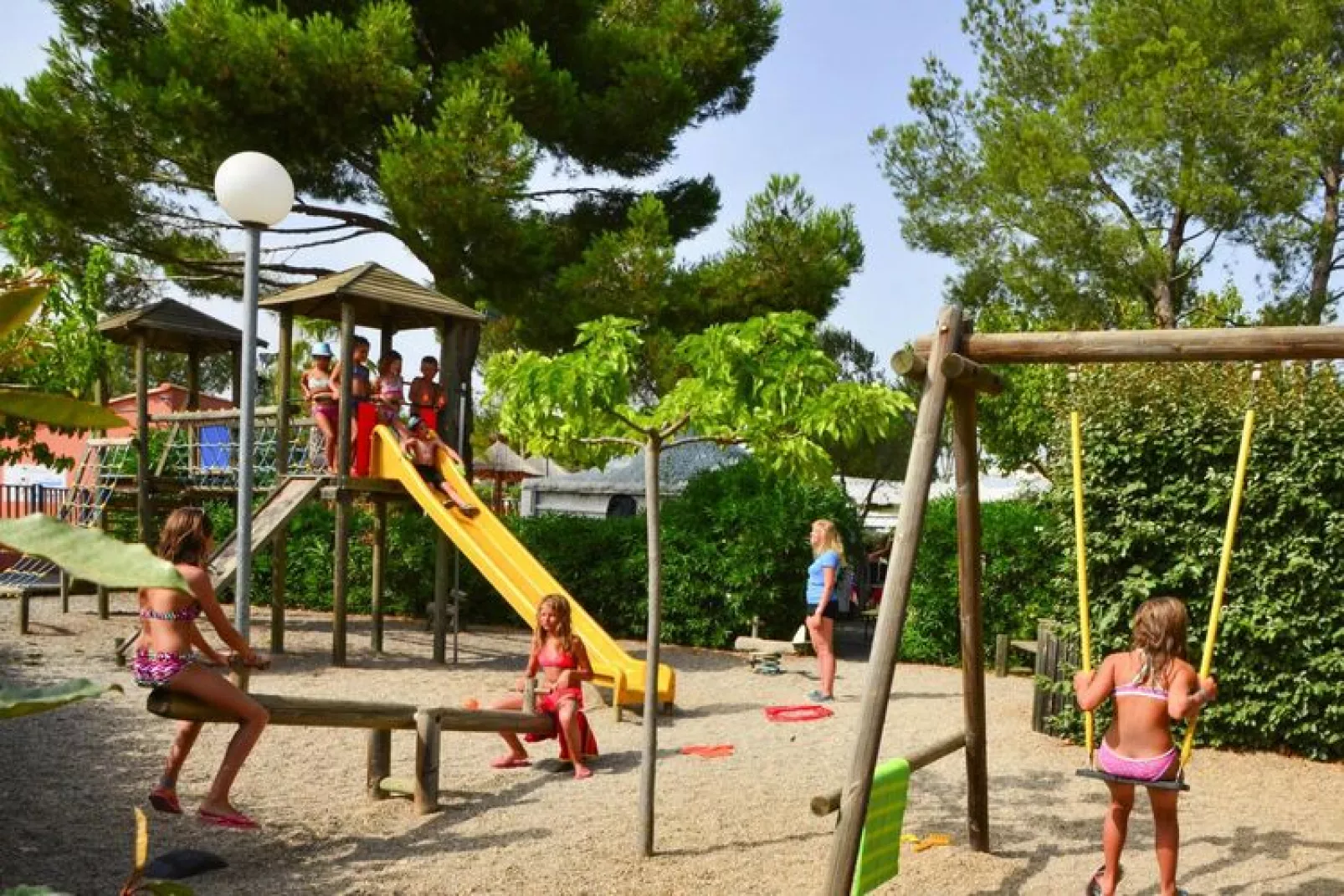 Caravanpark Domaine Sainte Véziane Bessan-Mobilhome Confort 2 chambres 4-6 pers-Jardin d'été