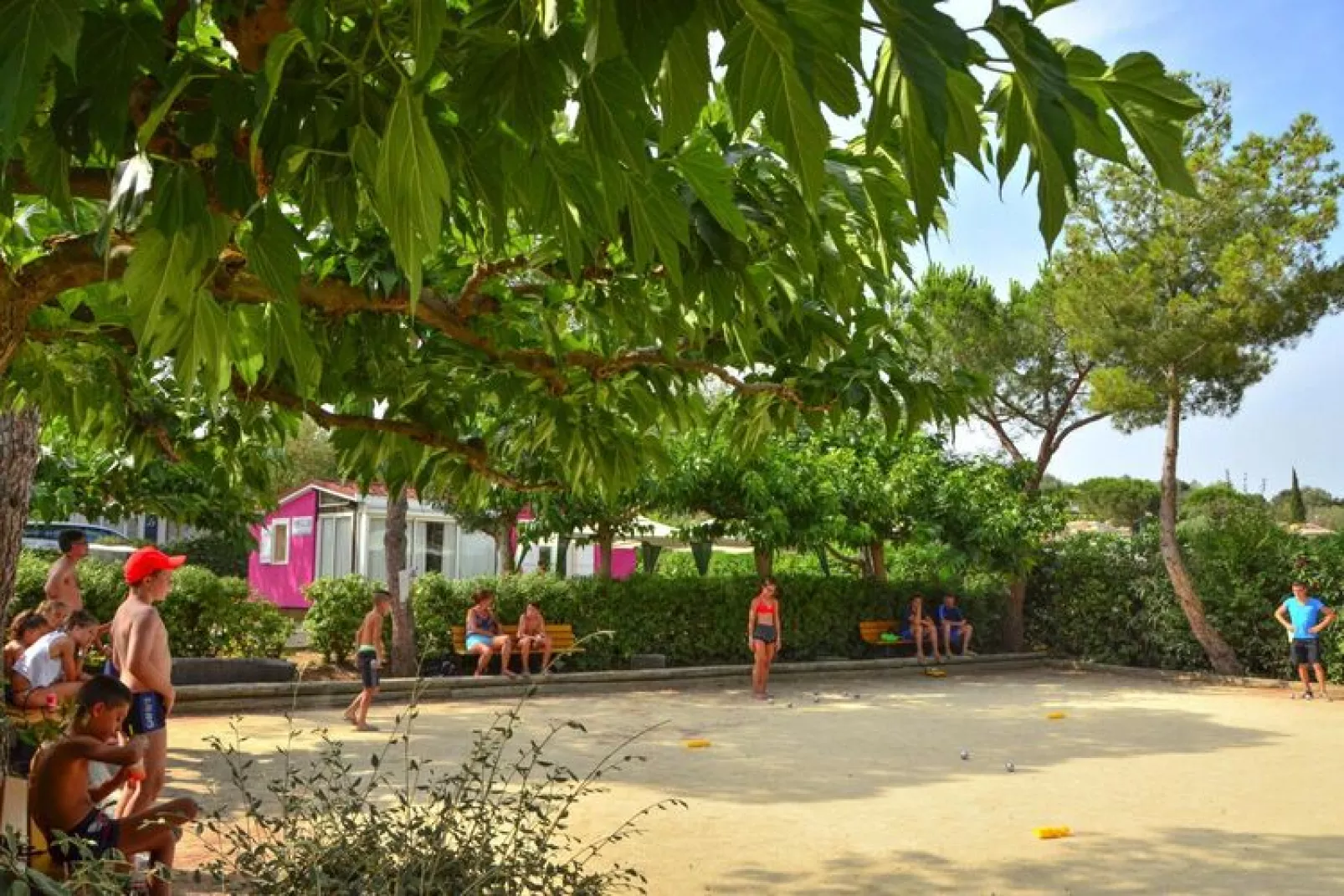 Caravanpark Domaine Sainte Véziane Bessan-Mobilhome Confort 2 chambres 4-6 pers-Jardin d'été