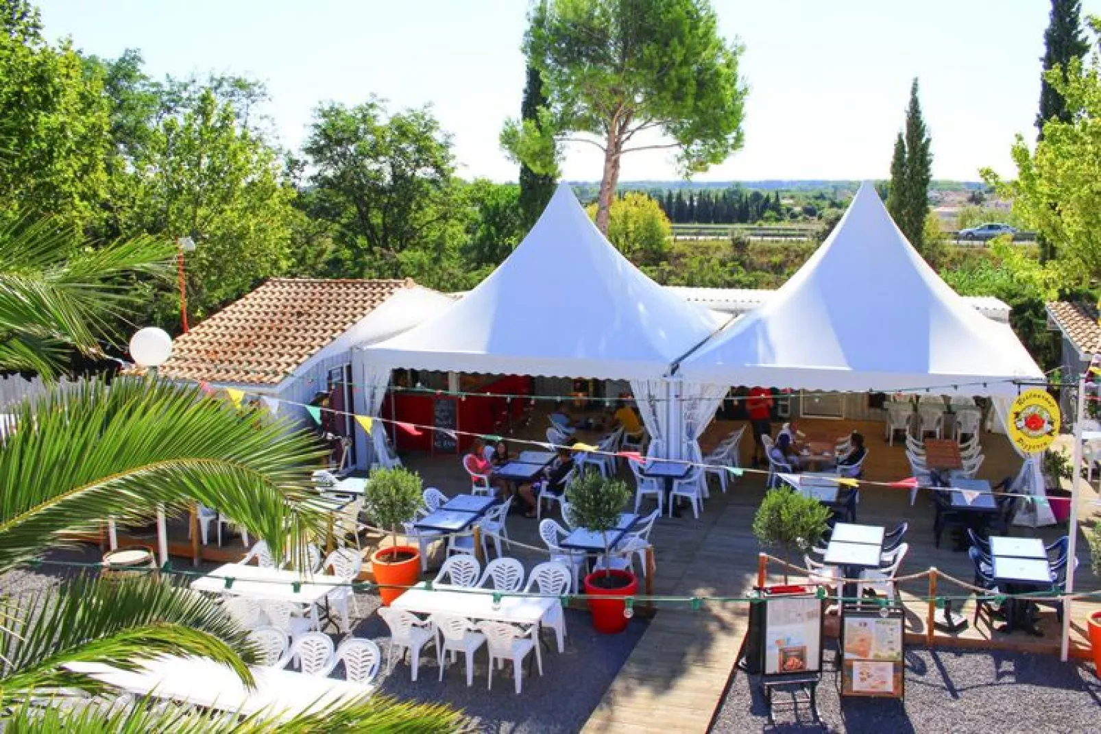 Caravanpark Domaine Sainte Véziane Bessan-Mobilhome Confort 2 chambres 4-6 pers-Jardin d'été