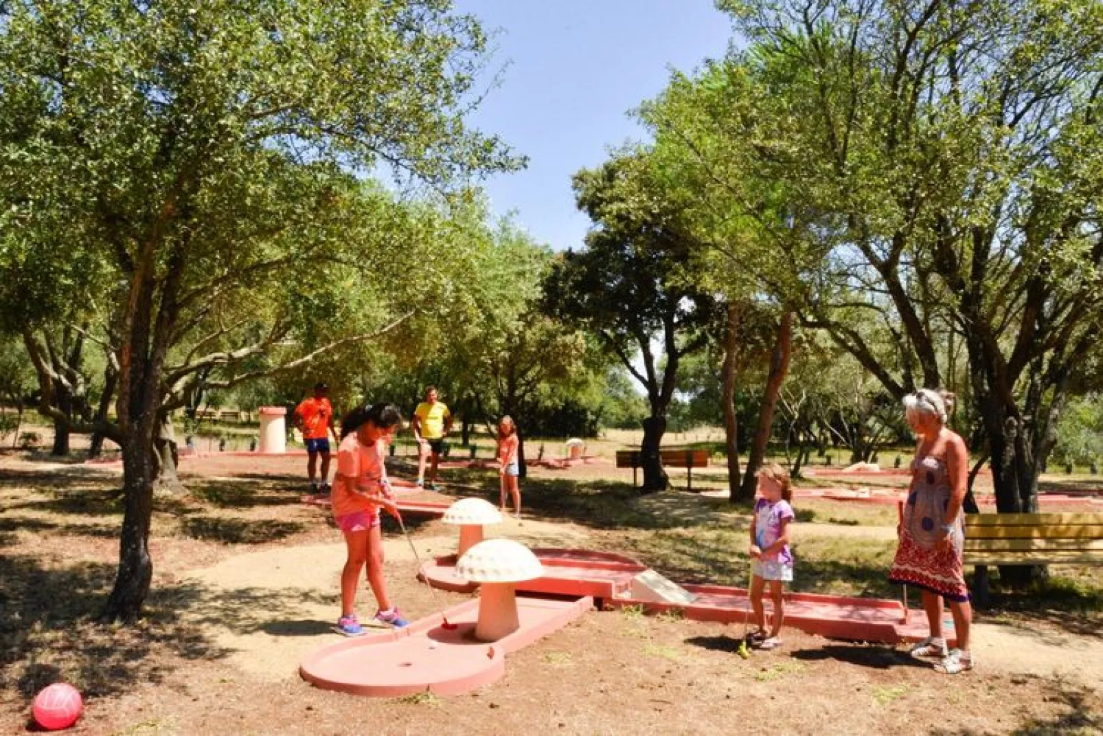 Caravanpark Domaine Sainte Véziane Bessan-Mobilhome Confort 2 chambres 4-6 pers-Jardin d'été