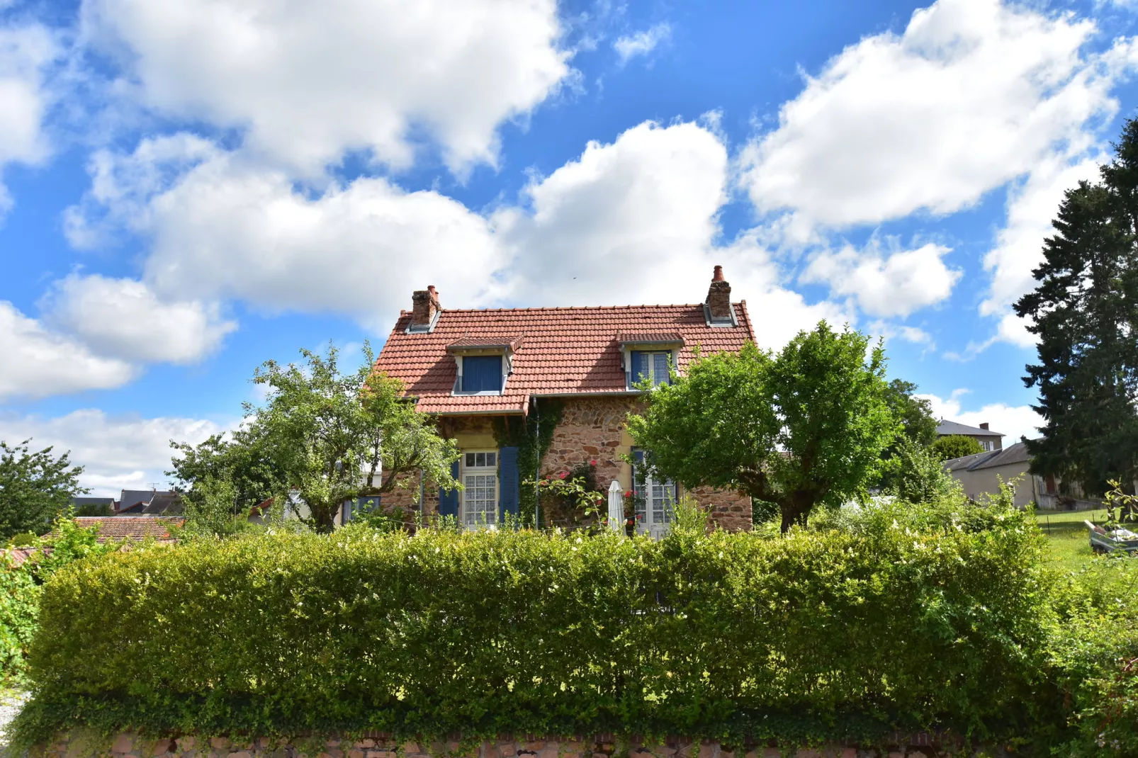 Gîte St Honoré les Bains-Außenbereich Sommer