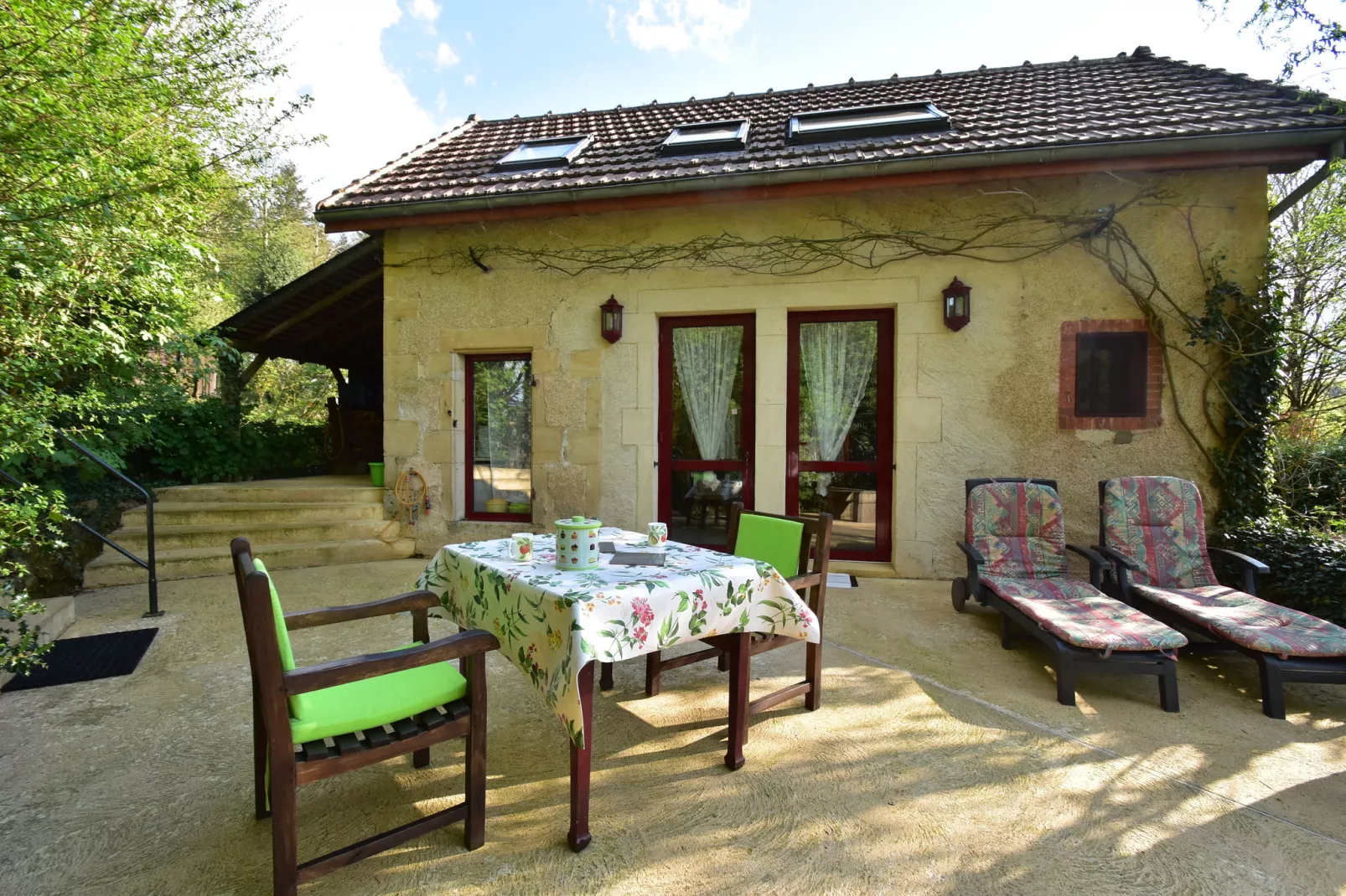 Laiterie du manoir de Thard-Exterior summer