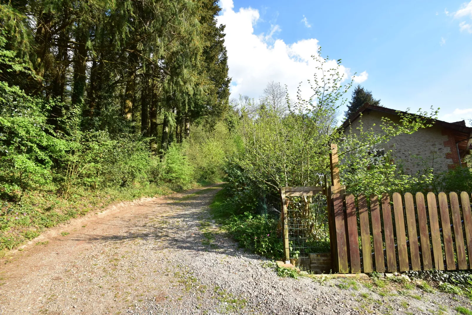 Laiterie du manoir de Thard-Areas summer 1km