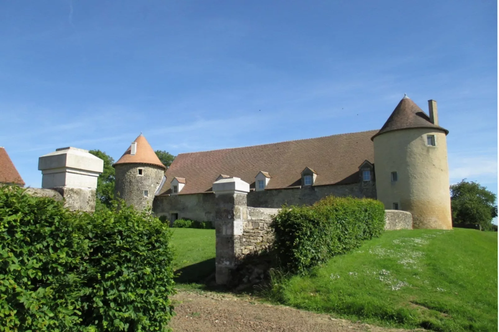 Le Vieux Château-Exterior summer