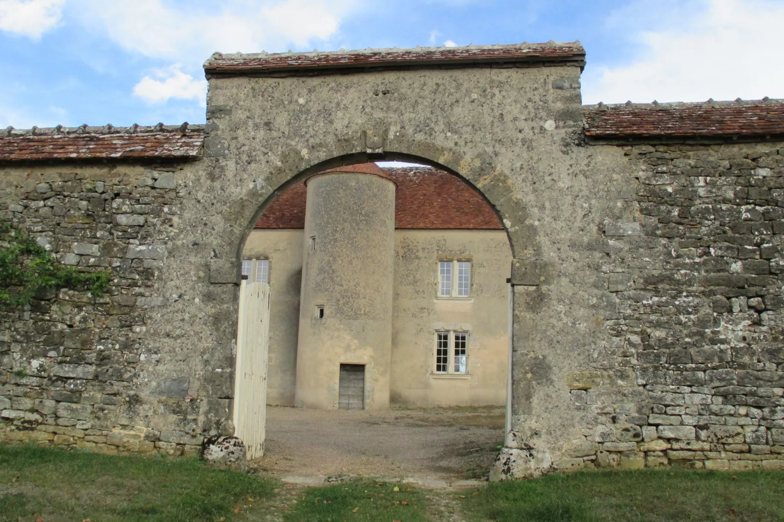 Le Vieux Château-Exterior summer