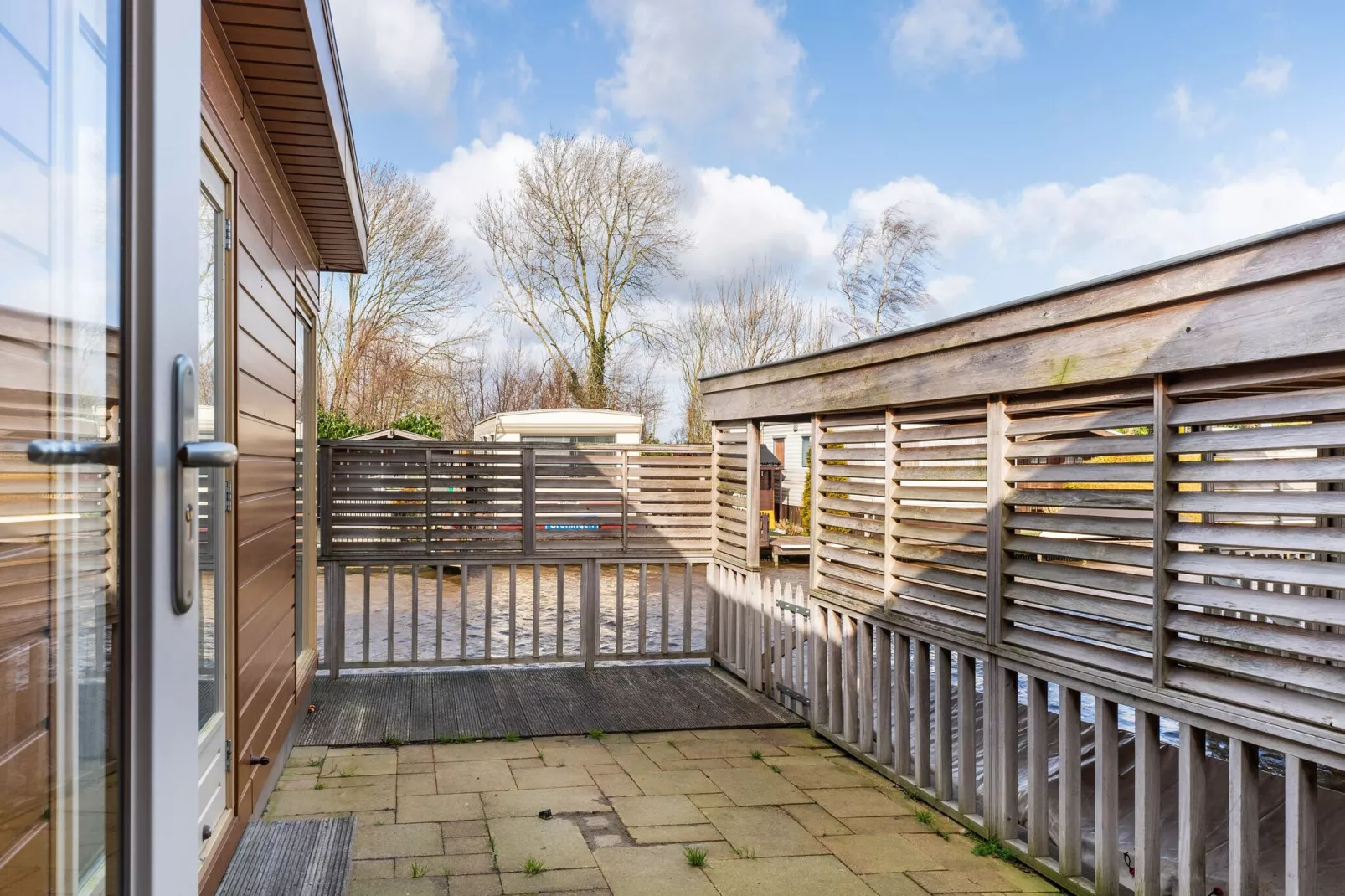 Luxe chalet 55 aan het water in Bantega met sloep 8 pax-Balcon-terrasse