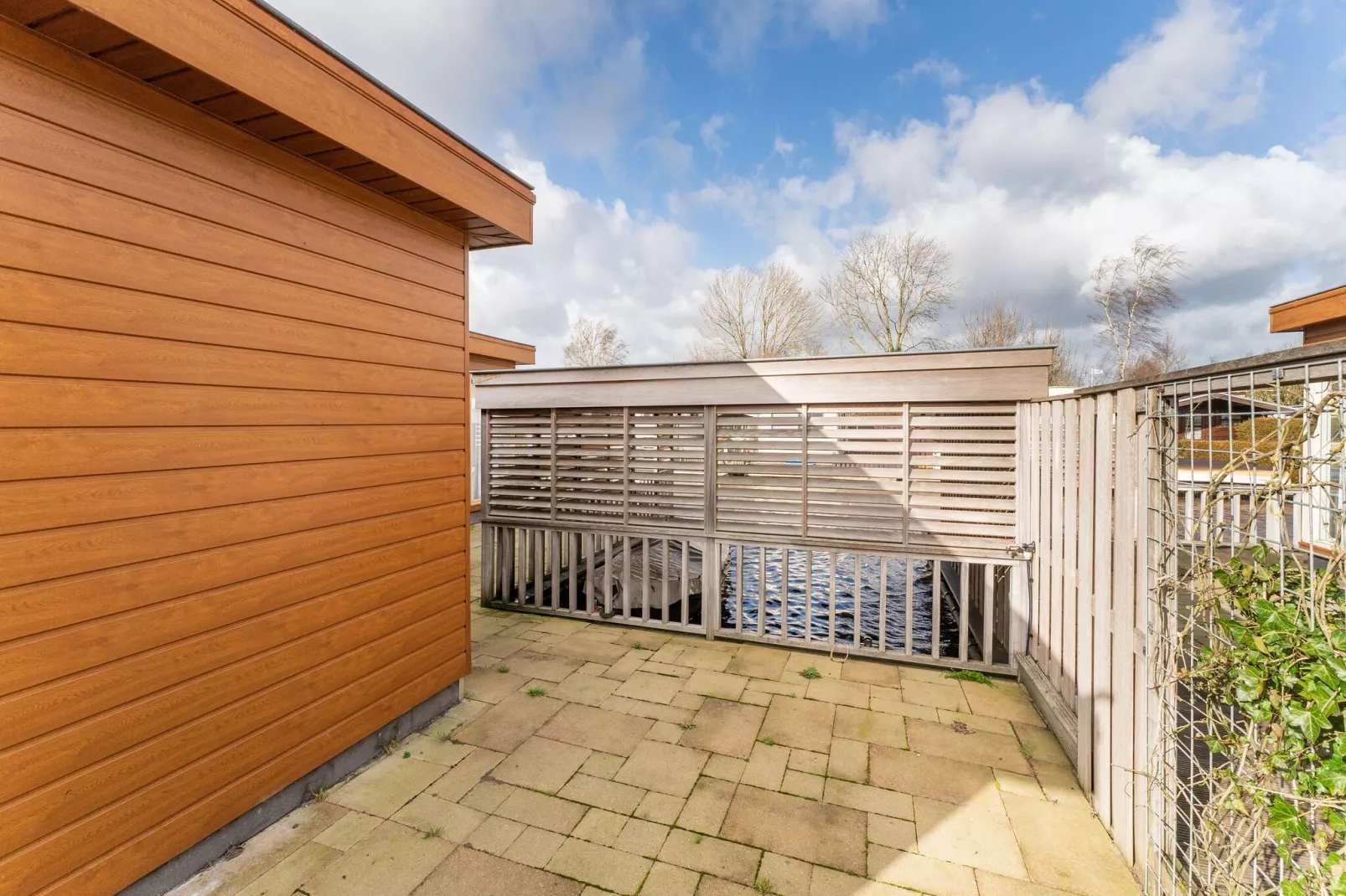 Luxe chalet 55 aan het water in Bantega met sloep 8 pax-Balcon-terrasse