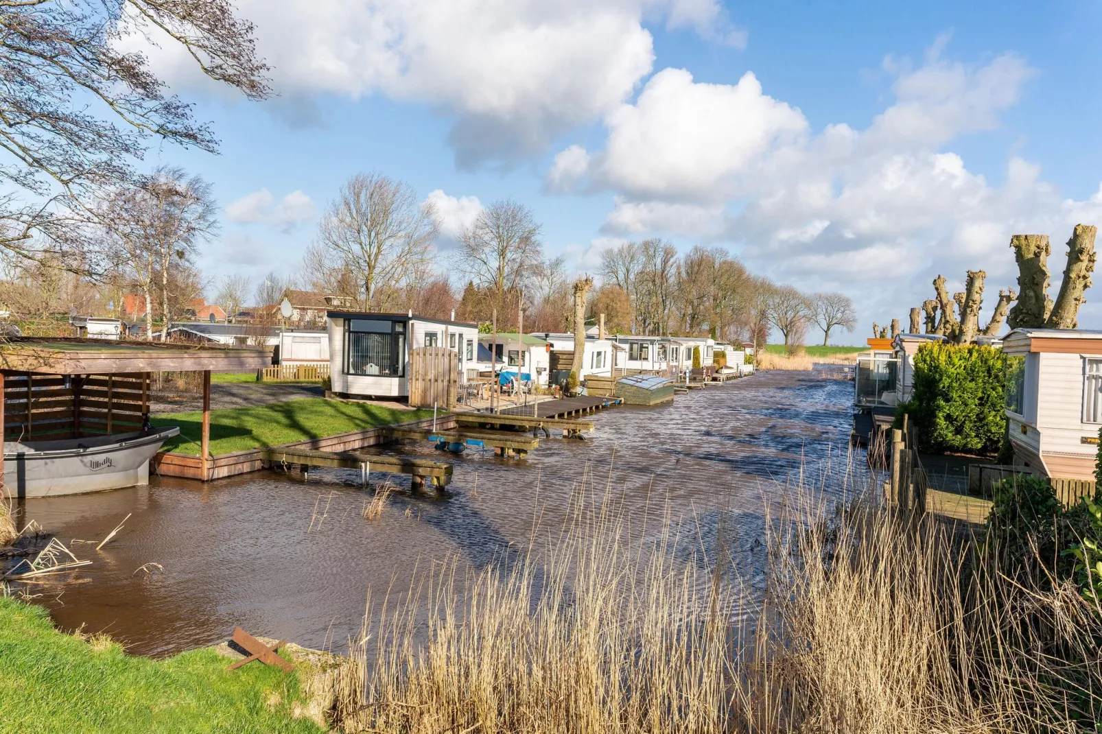 Luxe chalet 55 aan het water in Bantega met sloep 8 pax-Jardin d'été
