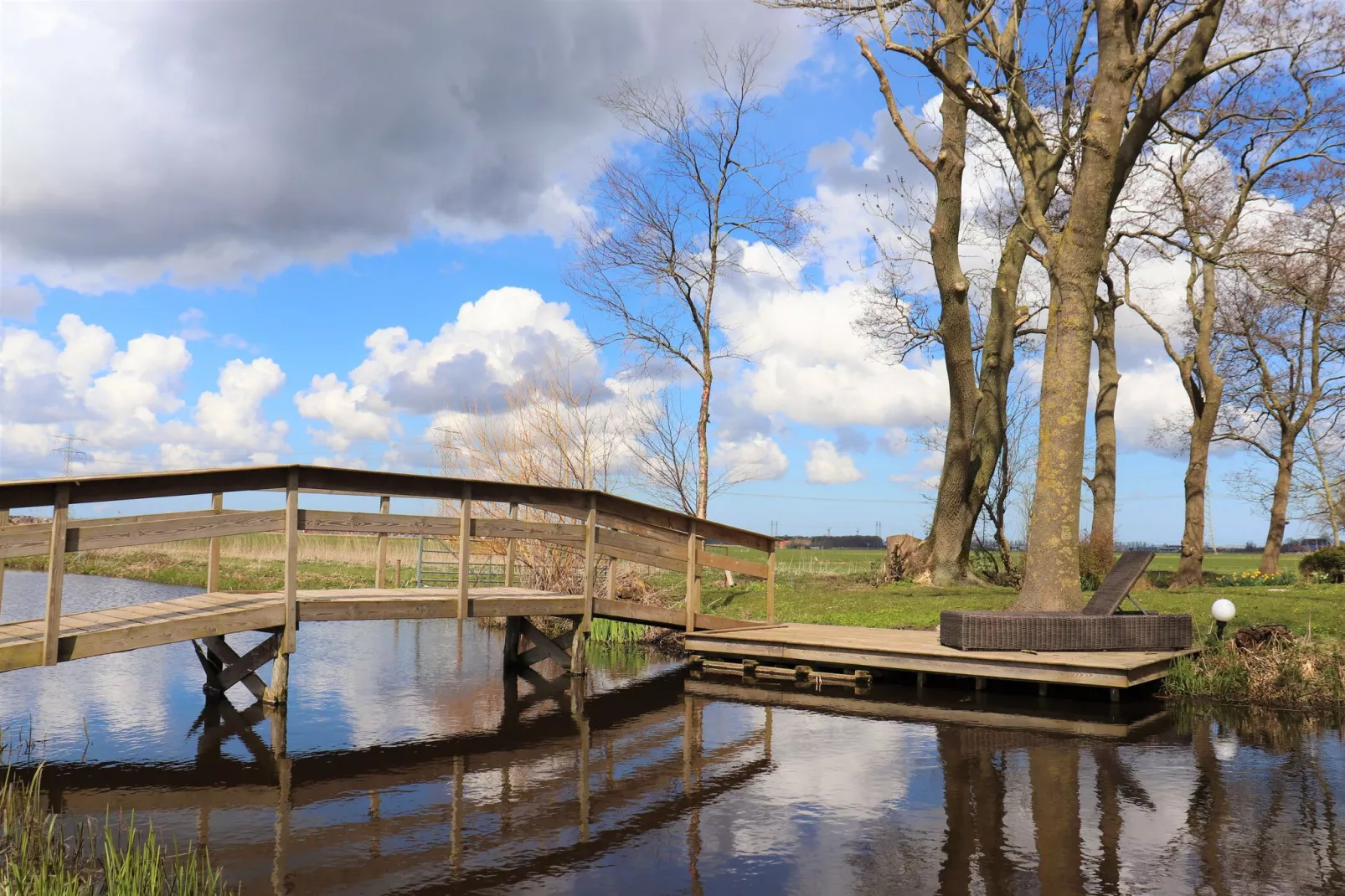 Boerderij uit 1866 in Friesland-Gardens summer